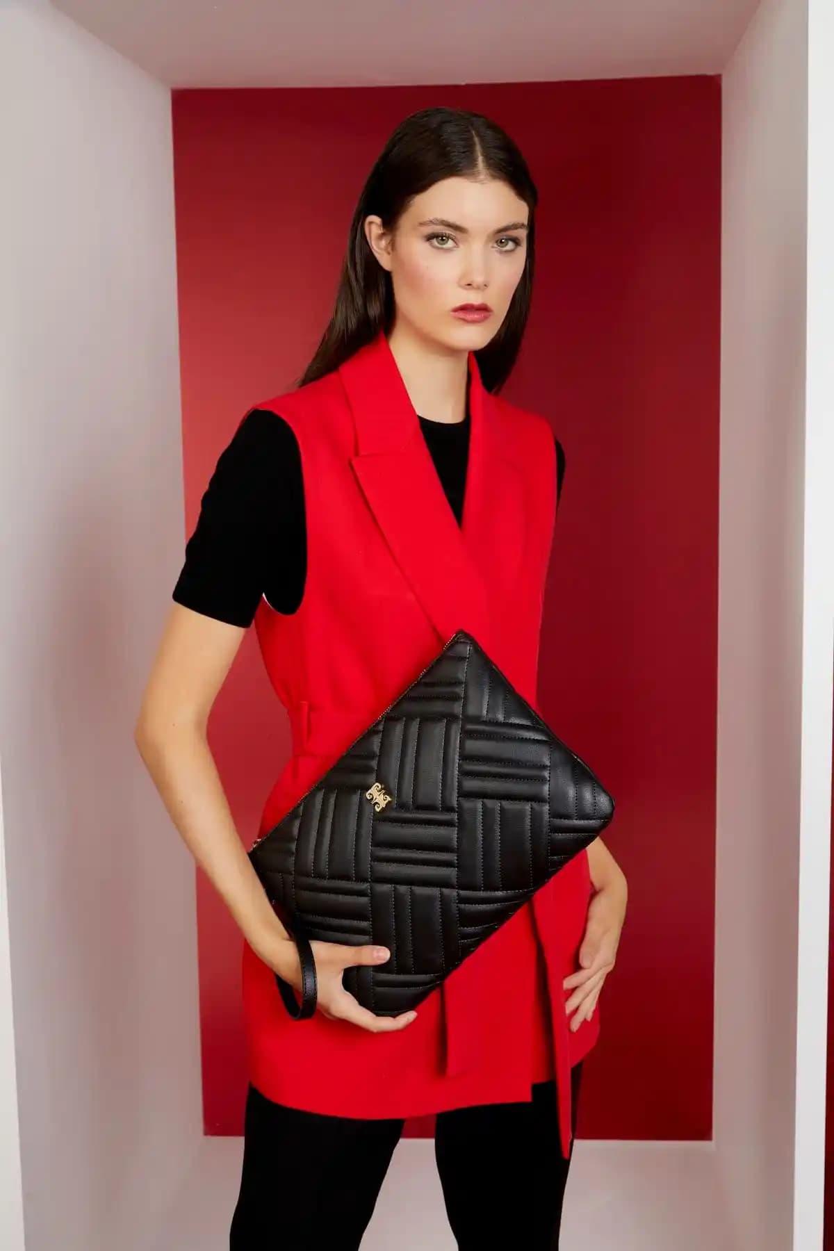 Pierre Cardin Siyah Kadın Portföy ve Clutch Çanta: Şık ve Fonksiyonel Tasarım