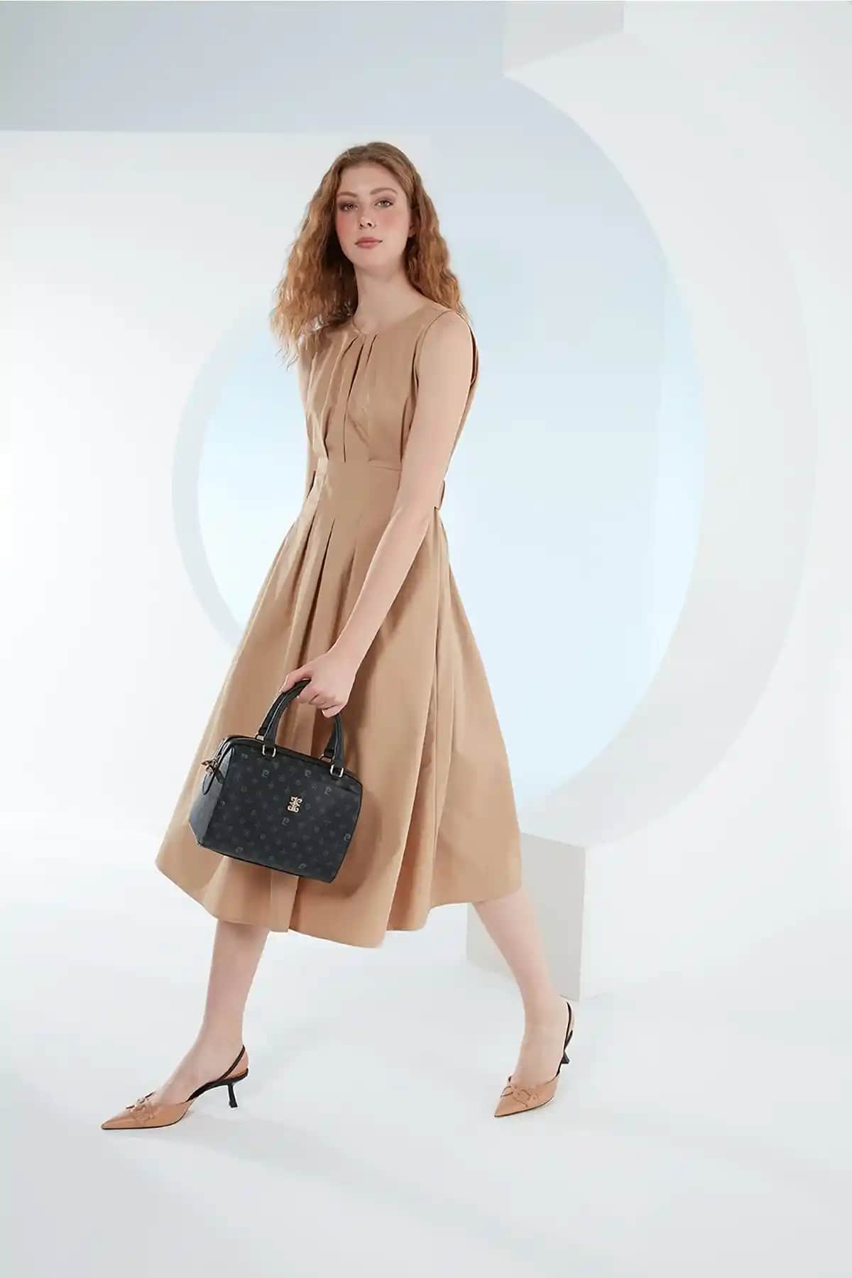 Pierre Cardin Siyah Monogram Kadın Omuz Çantası: Şıklık ve İşlevselliğin Birleşimi