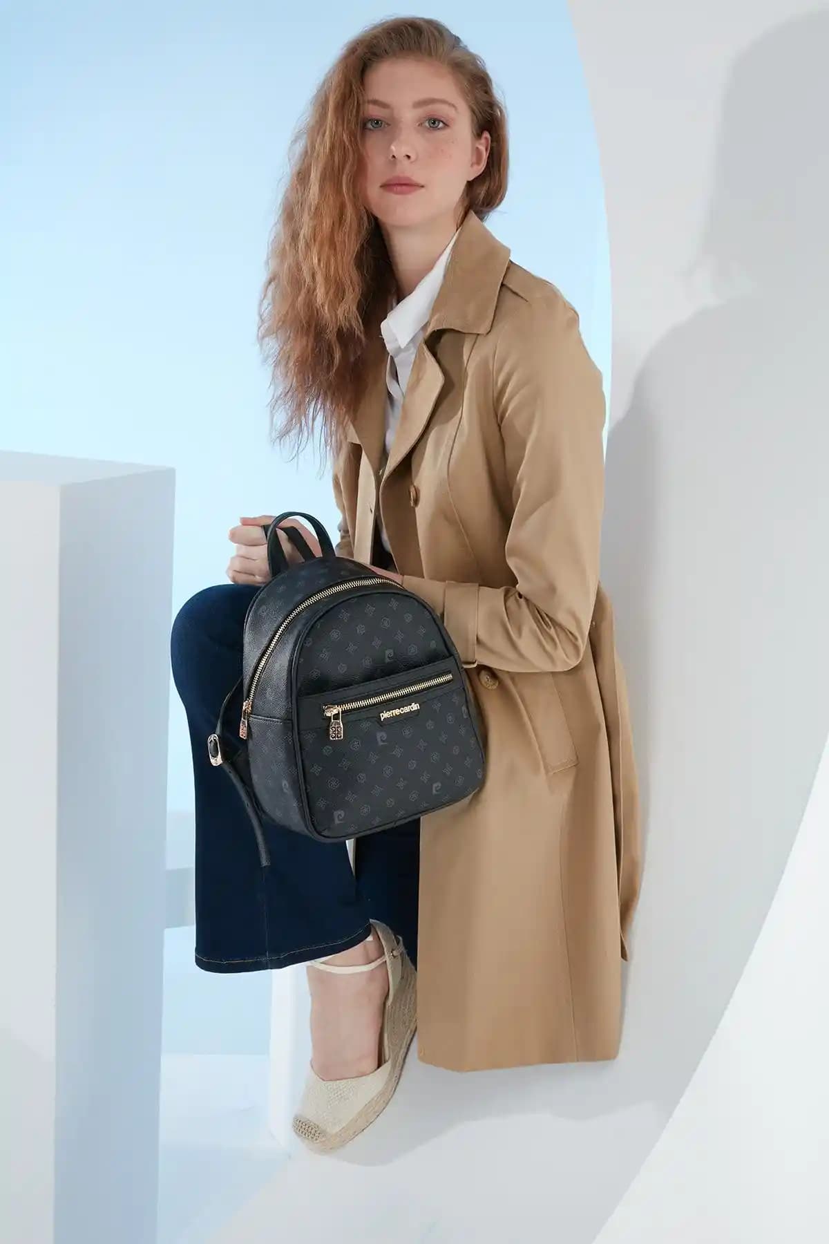 Pierre Cardin Siyah Monogram Kadın Sırt Çantası: Şıklık ve İşlevselliğin Buluşması