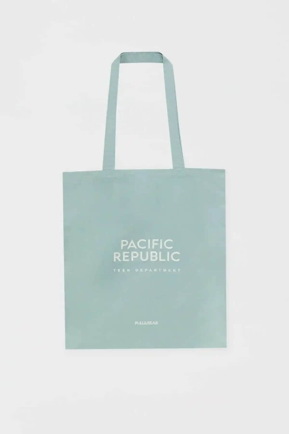 Pull & Bear Pacific Republic logolu tote çanta doğal ve şık tasarımıyla günlük kullanım için ideal bir aksesuar