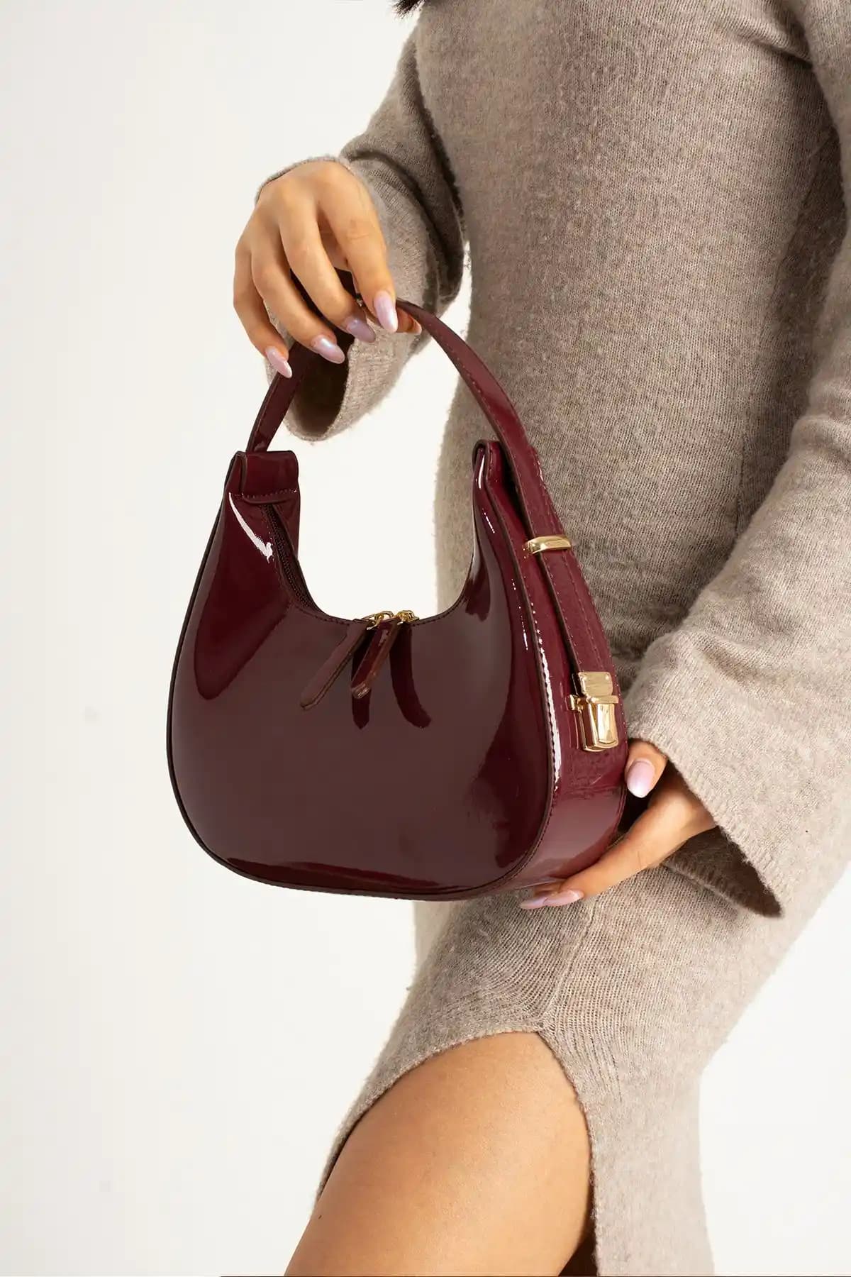 Reddington Kadın Rugan Deri Baget Cherry Çanta Şıklık ve Kullanışlılık Bir Arada