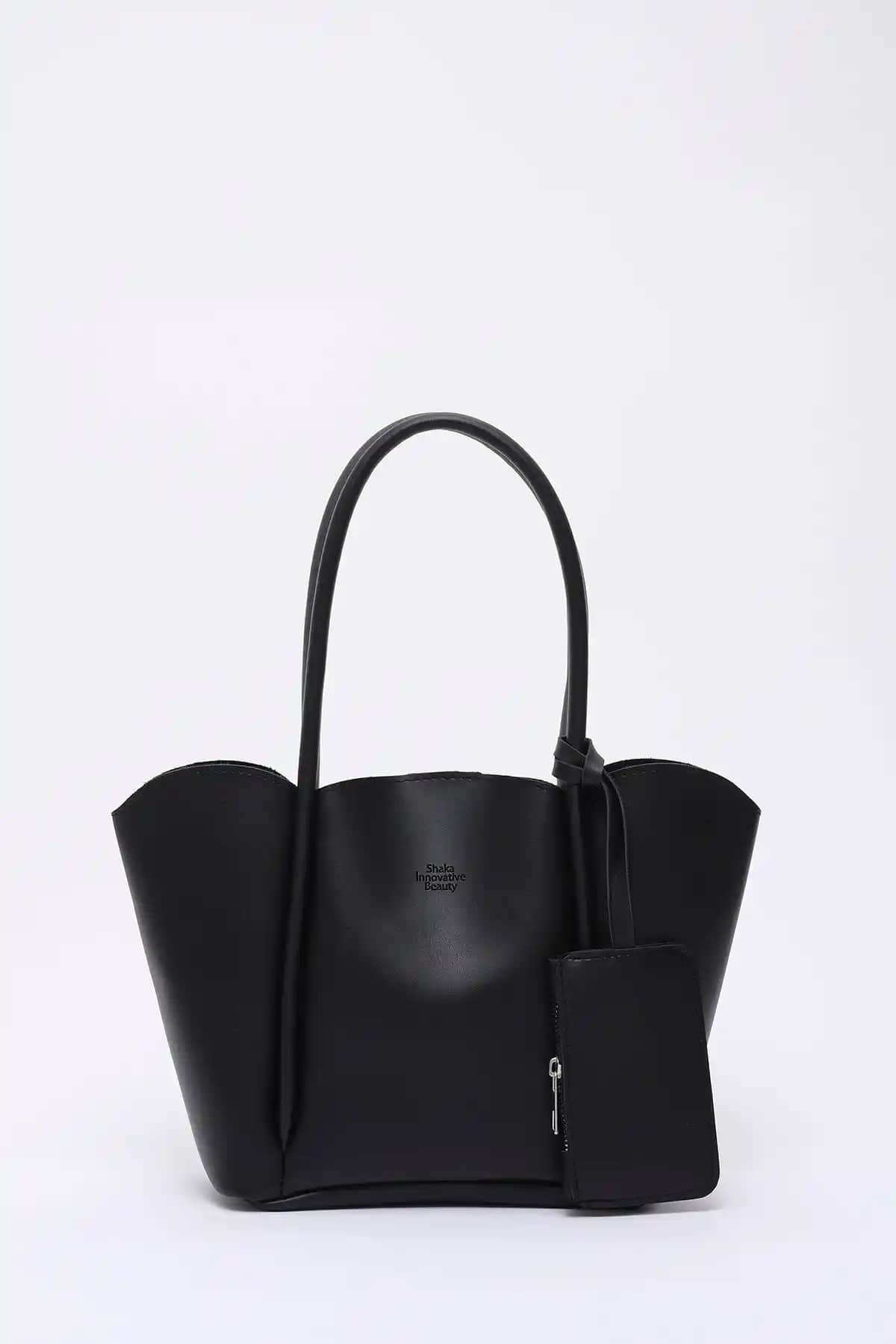 Shaka Siyah Suni Deri Çanta: Şıklık ve Fonksiyonellik Bir Arada