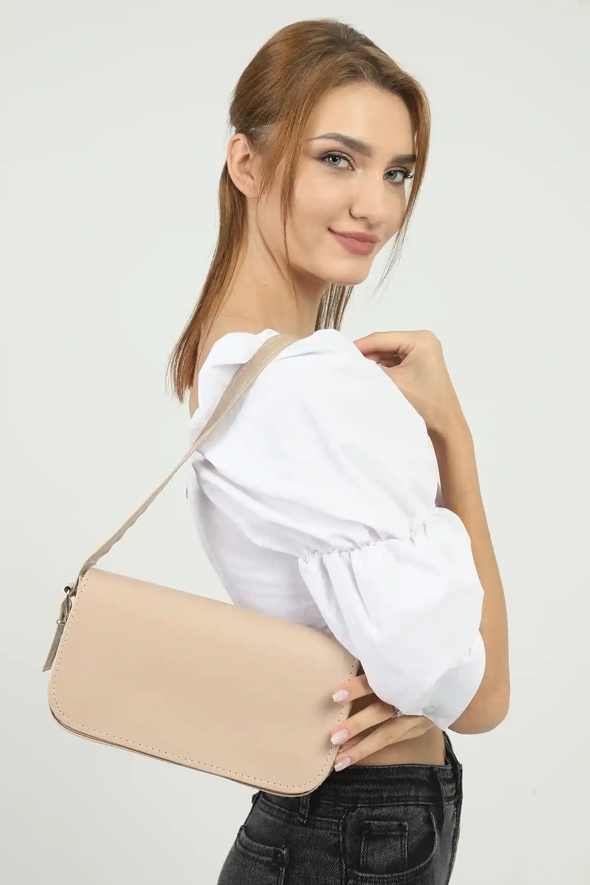 Shaka Vizon Shk183 Kapaklı Suni Deri Askılı Çanta: Günlük Kullanım İçin Şık ve Dayanıklı Tasarım