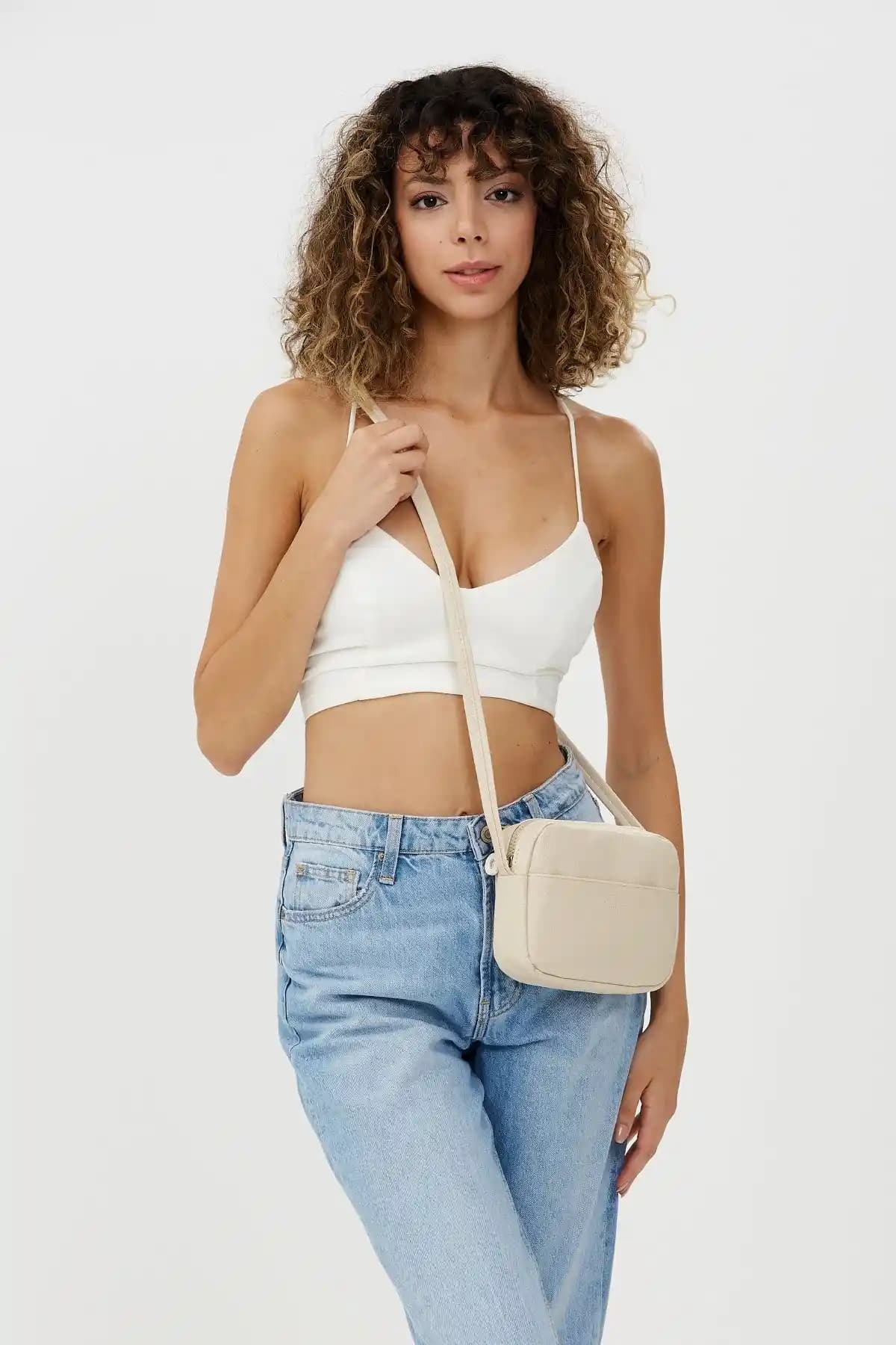 Şık ve Fonksiyonel Kadın Mini Urban Çanta Shaka Krem Shk22 Özellikleri ve Kullanım Alanları