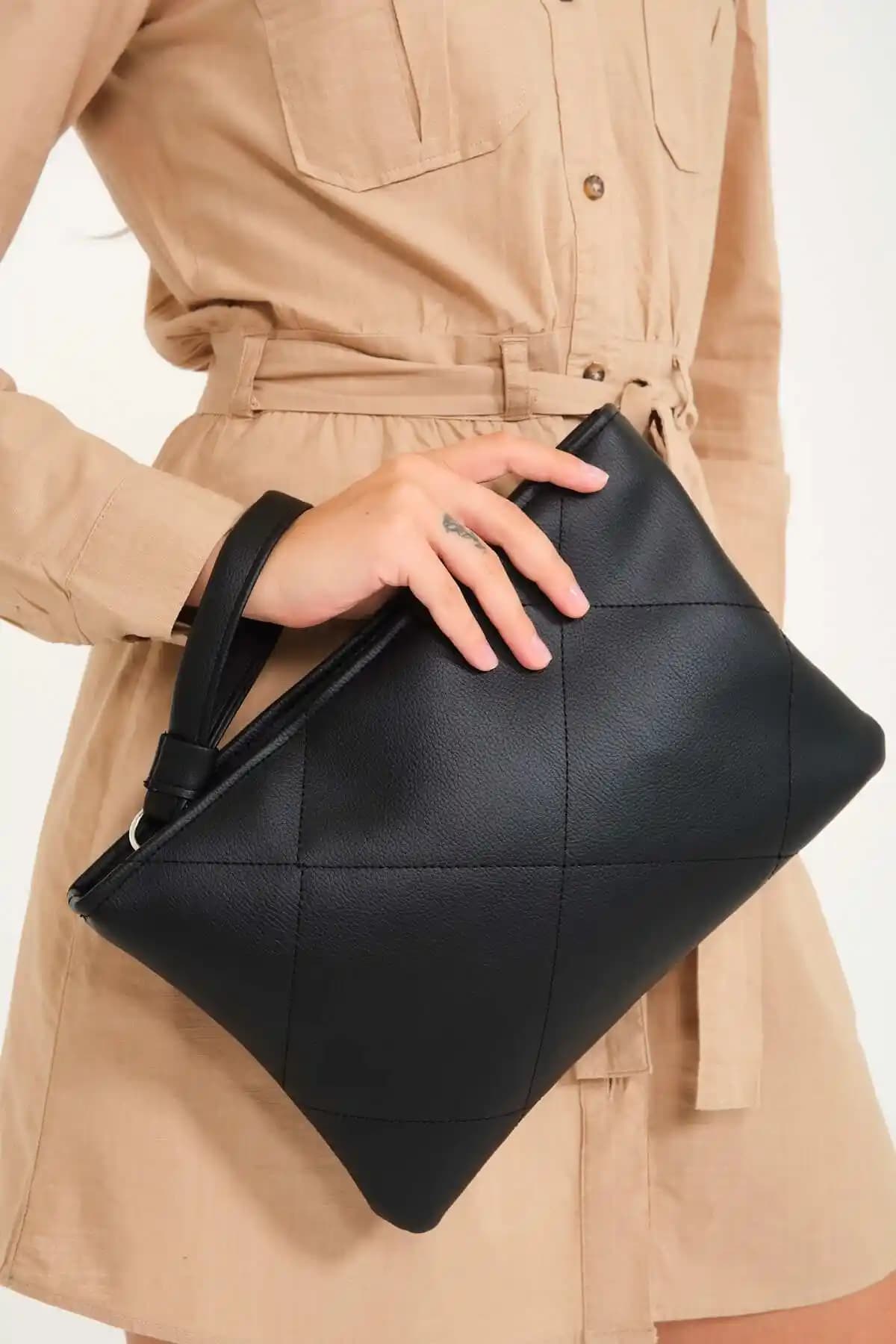 Simfa Siyah Kapitone Deri Clutch: Modern ve Dayanıklı Günlük El Çantası