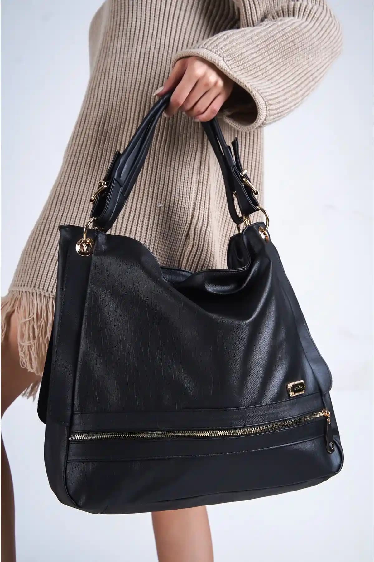 Solo Bag Kadın Siyah Yumuşak Deri Omuz Çantası Günlük Kullanım İçin Şık ve Fonksiyonel Tasarım