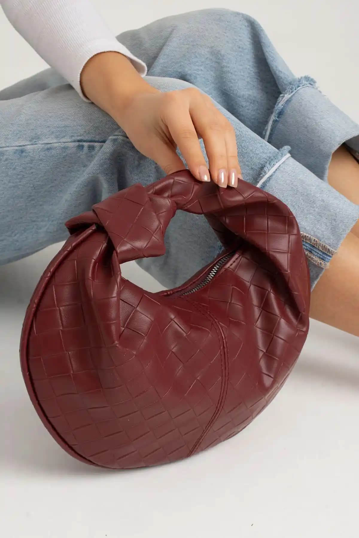 Tina Düğüm Detaylı Örgülü Çanta Modern ve Şık Tasarımıyla Günlük Kullanım İçin Uygun