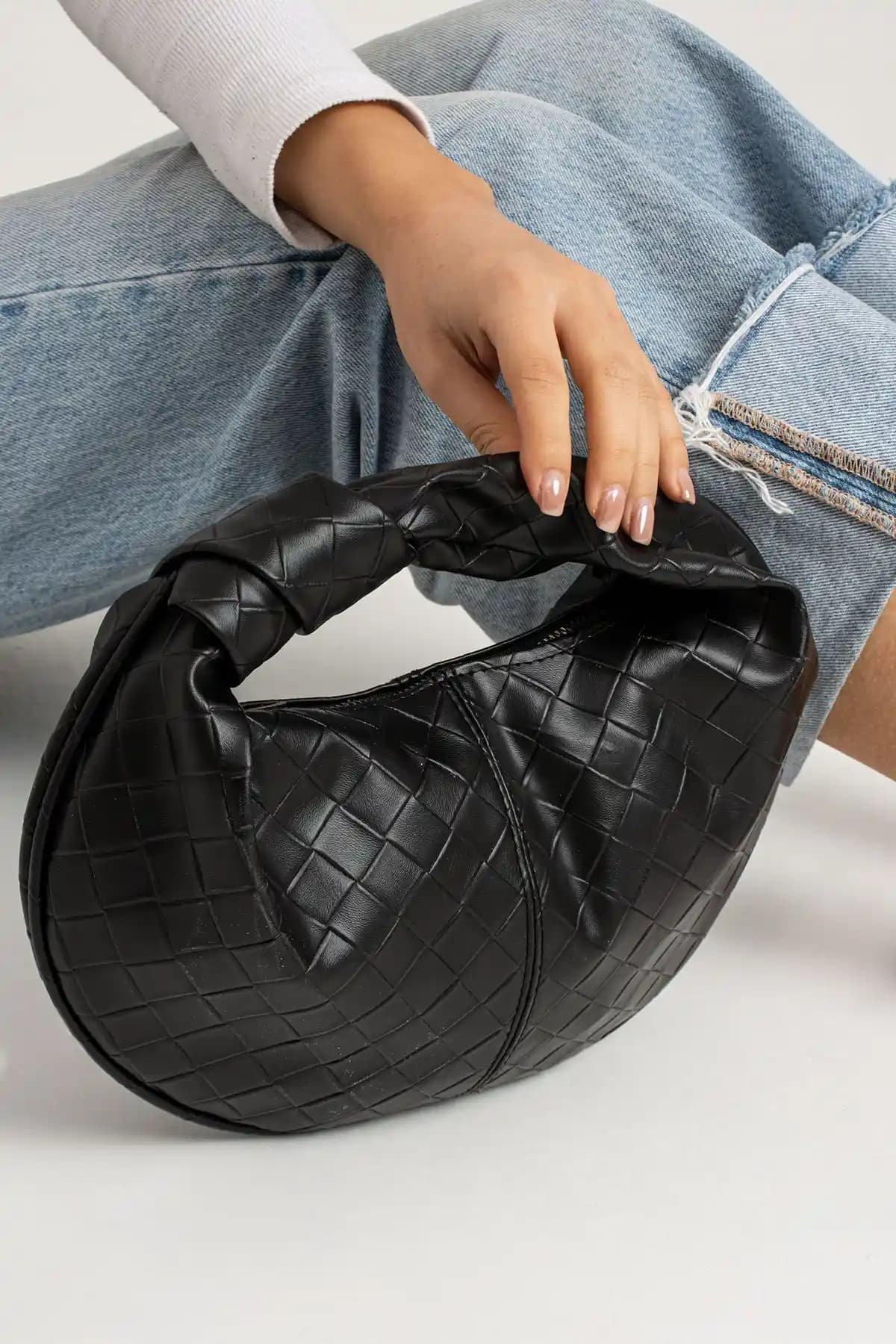 Tina Düğüm Detaylı Örgülü Siyah Çanta Günlük Şıklık ve Fonksiyonellik İçin Uygun