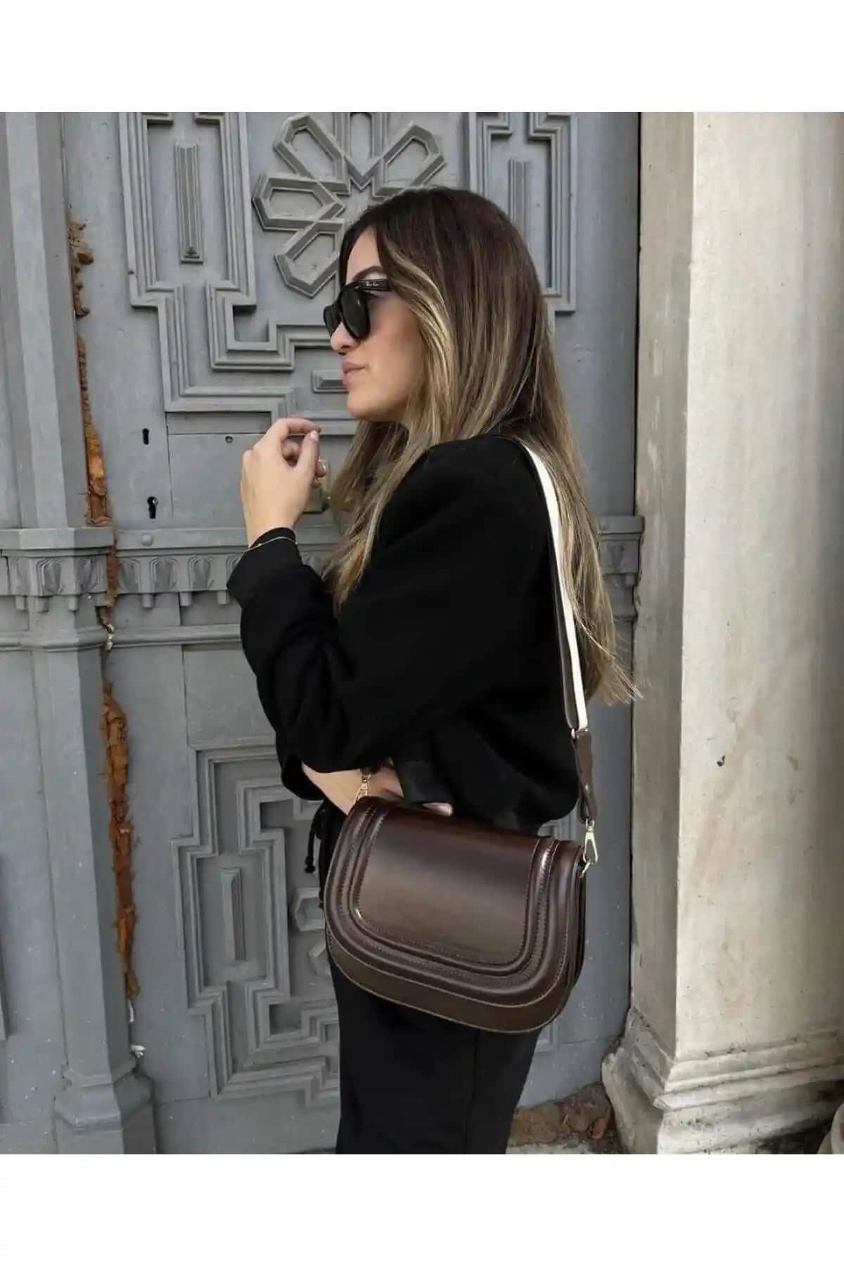 Tina Kanvas Askılı Kapaklı Çanta Siyah: Şık ve Fonksiyonel Günlük Kullanım Aksesuarı