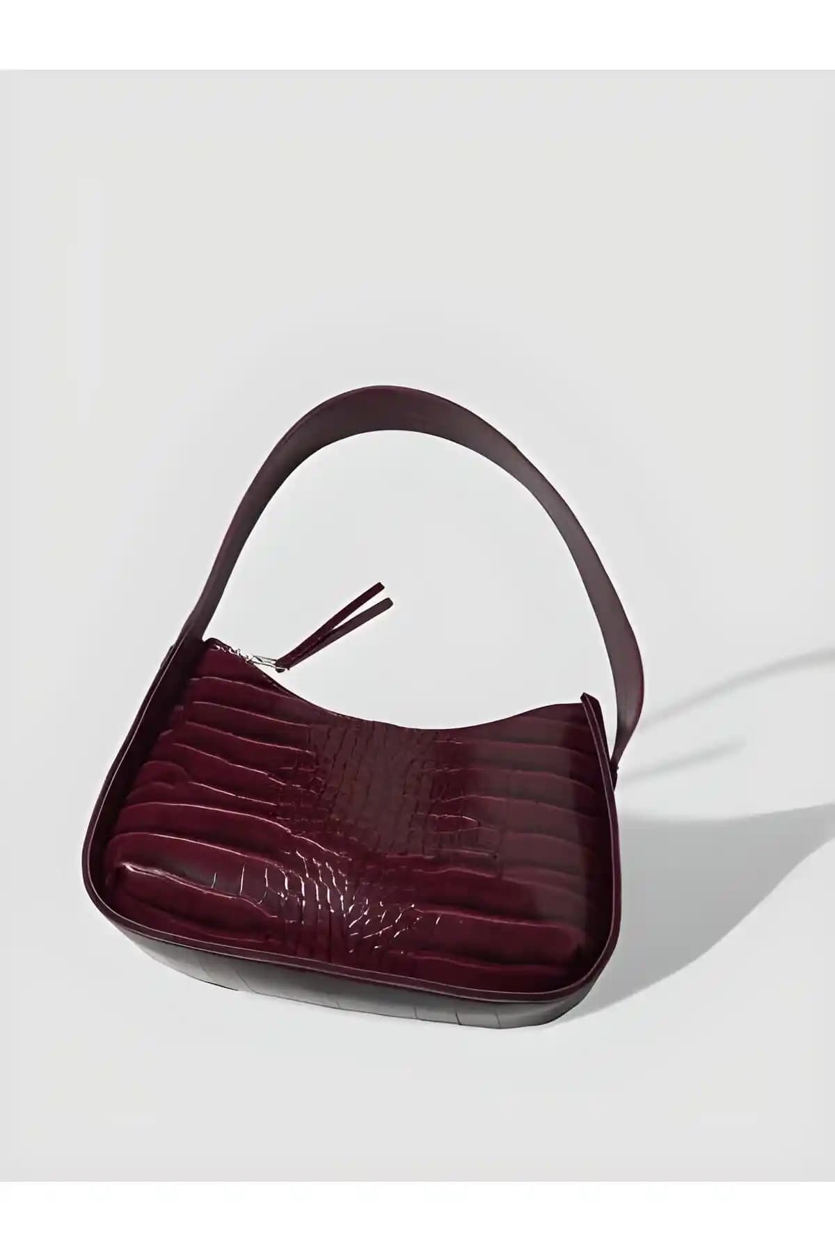 Vişne Kadın Kroko Desenli Baget Çanta Modern Tasarım ve Fonksiyonellik Bir Arada
