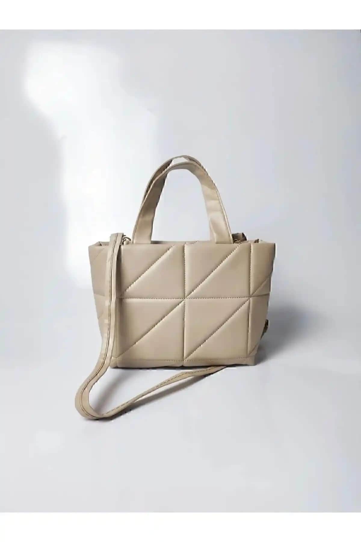 ZAWE FASHION Bej ve Siyah Fermuarlı Kapitone Deri Askılı Çantaların Karşılaştırması