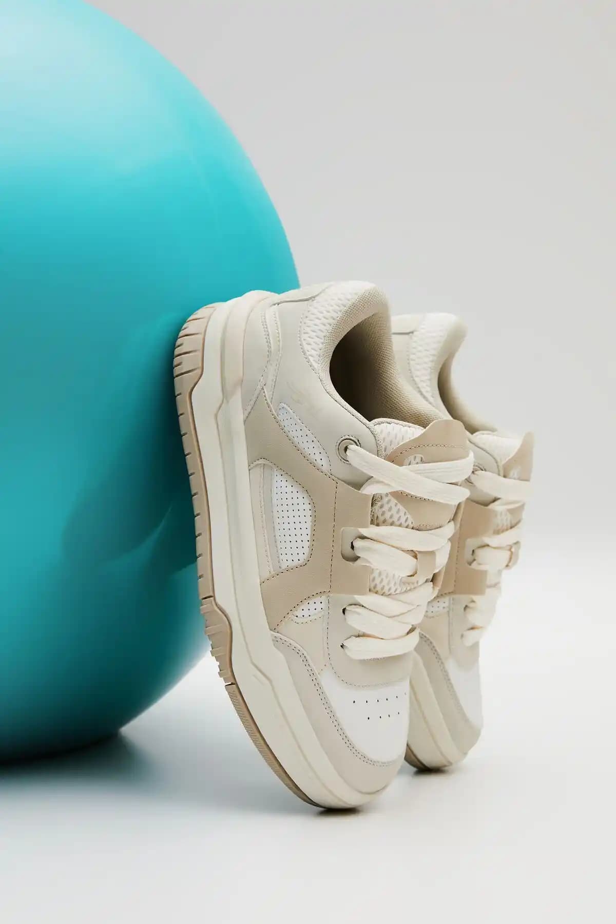 Bershka ve İNFİNİTE Kadın Spor Ayakkabıları Karşılaştırması ve Özellikleri