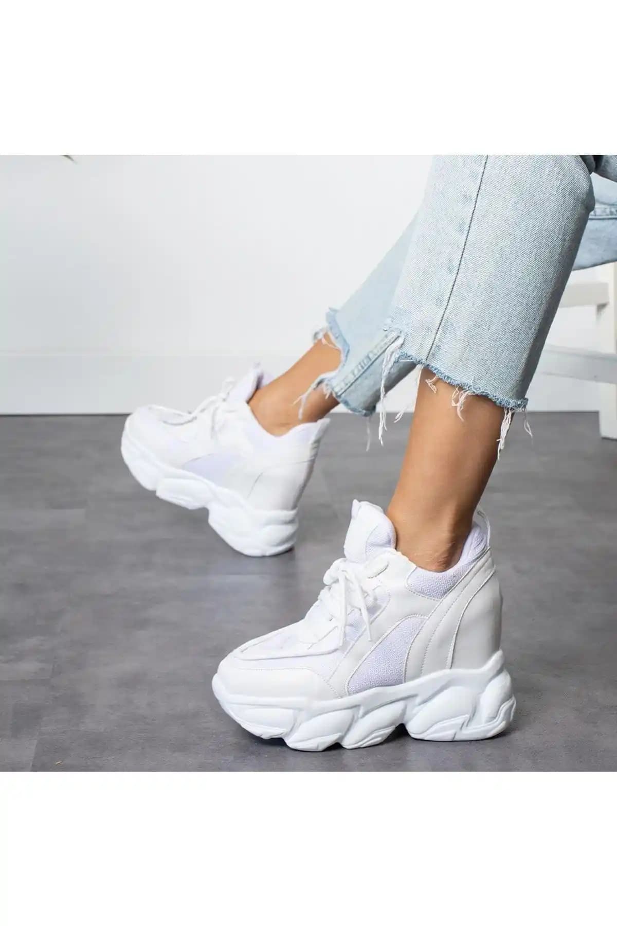 Beyaz Gizli Topuklu Spor Ayakkabılar: Konfor ve Şıklığın Karşılaştırması