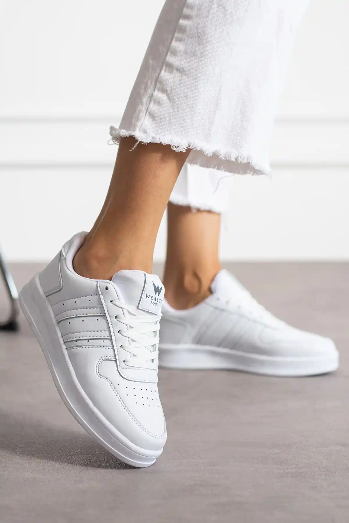 Beyaz Unisex Sneaker ve Yakamel Unisex Beyaz-Siyah Air Sneaker Karşılaştırması