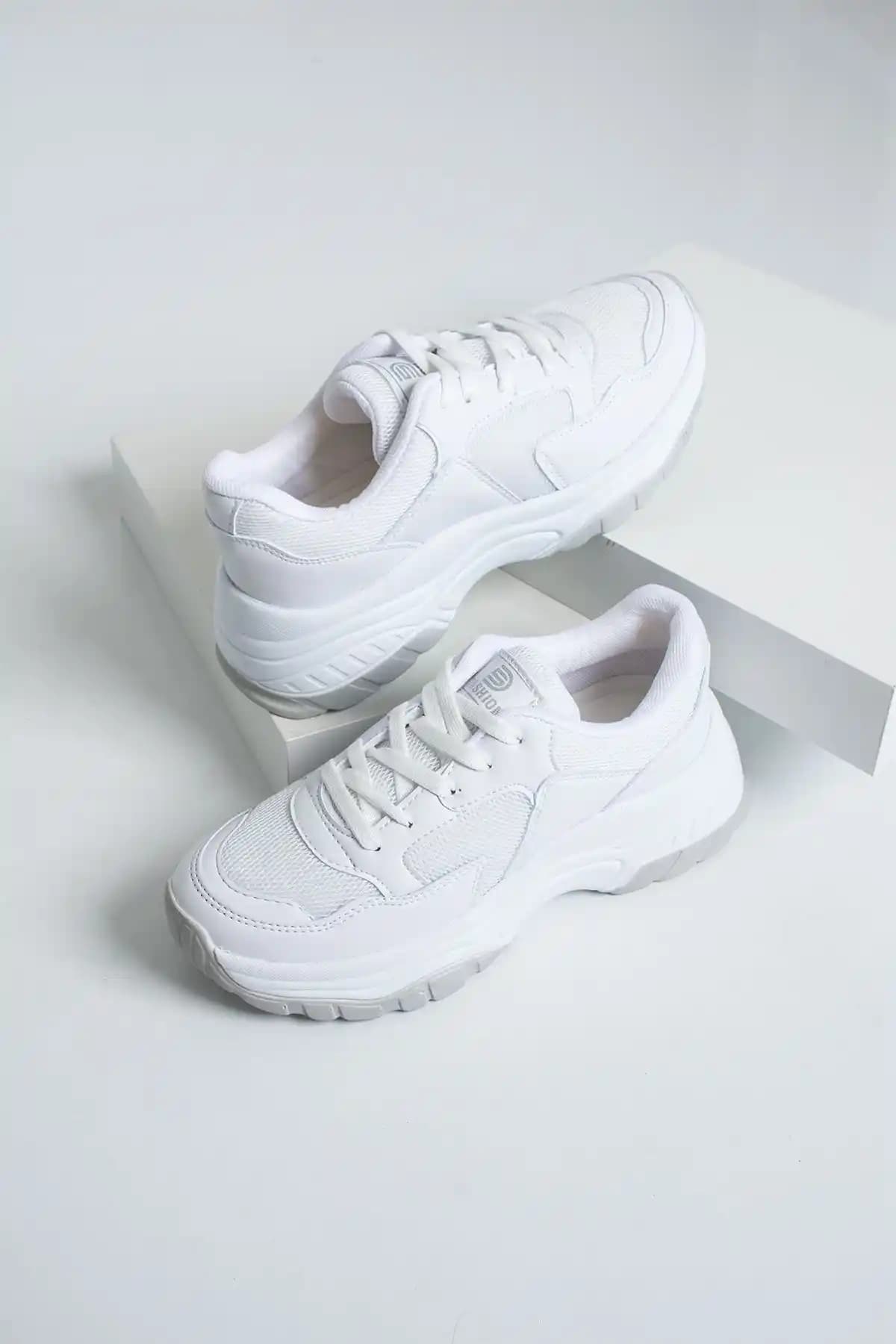 ICELAKE ve Pembe Potin Kadın Beyaz Sneaker Karşılaştırması Günlük Kullanım İçin En İyi Seçenekler