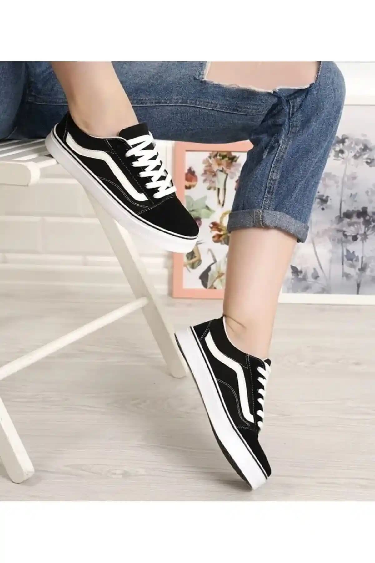 İki Popüler Günlük Spor Ayakkabısı Karşılaştırması: Şıklık ve Konfor Analizi