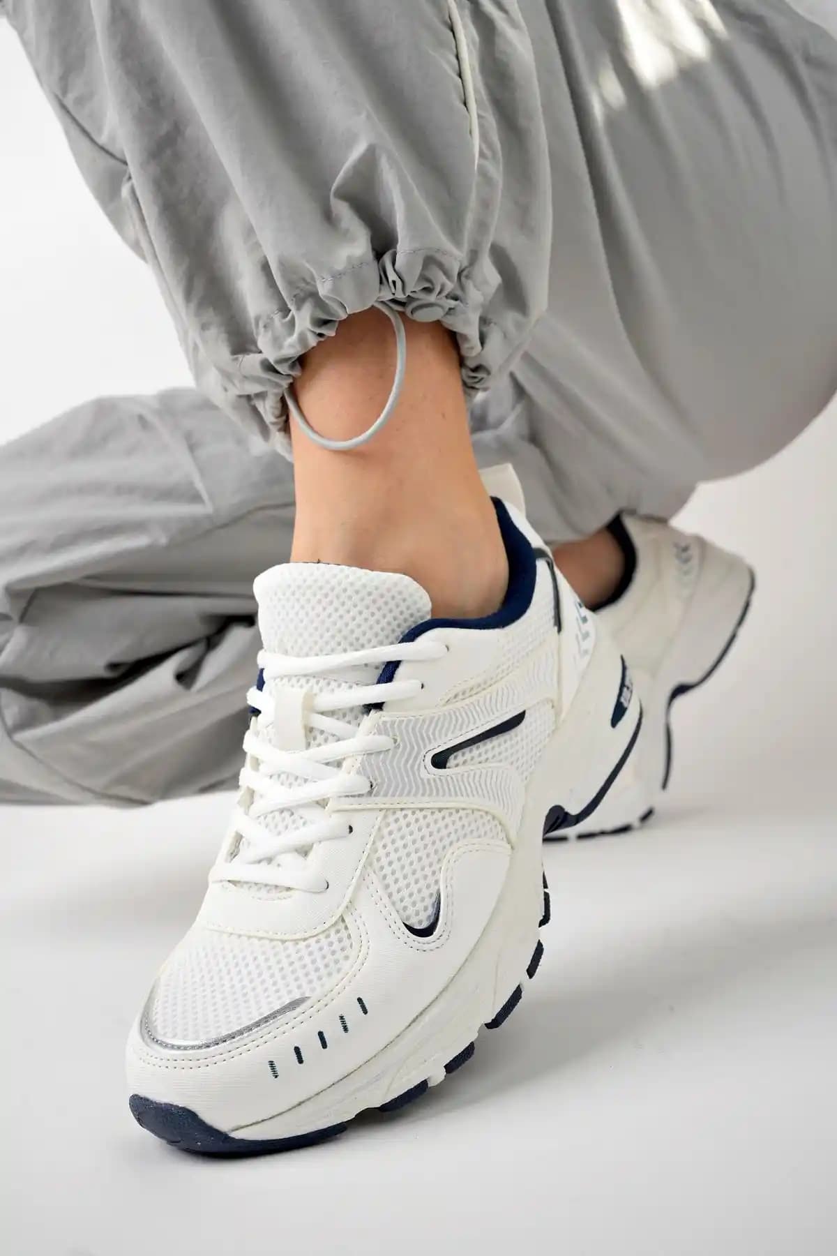 Kadın Günlük Ayakkabı ve Sneaker Karşılaştırması: Özellikler ve Kullanıcı Yorumları