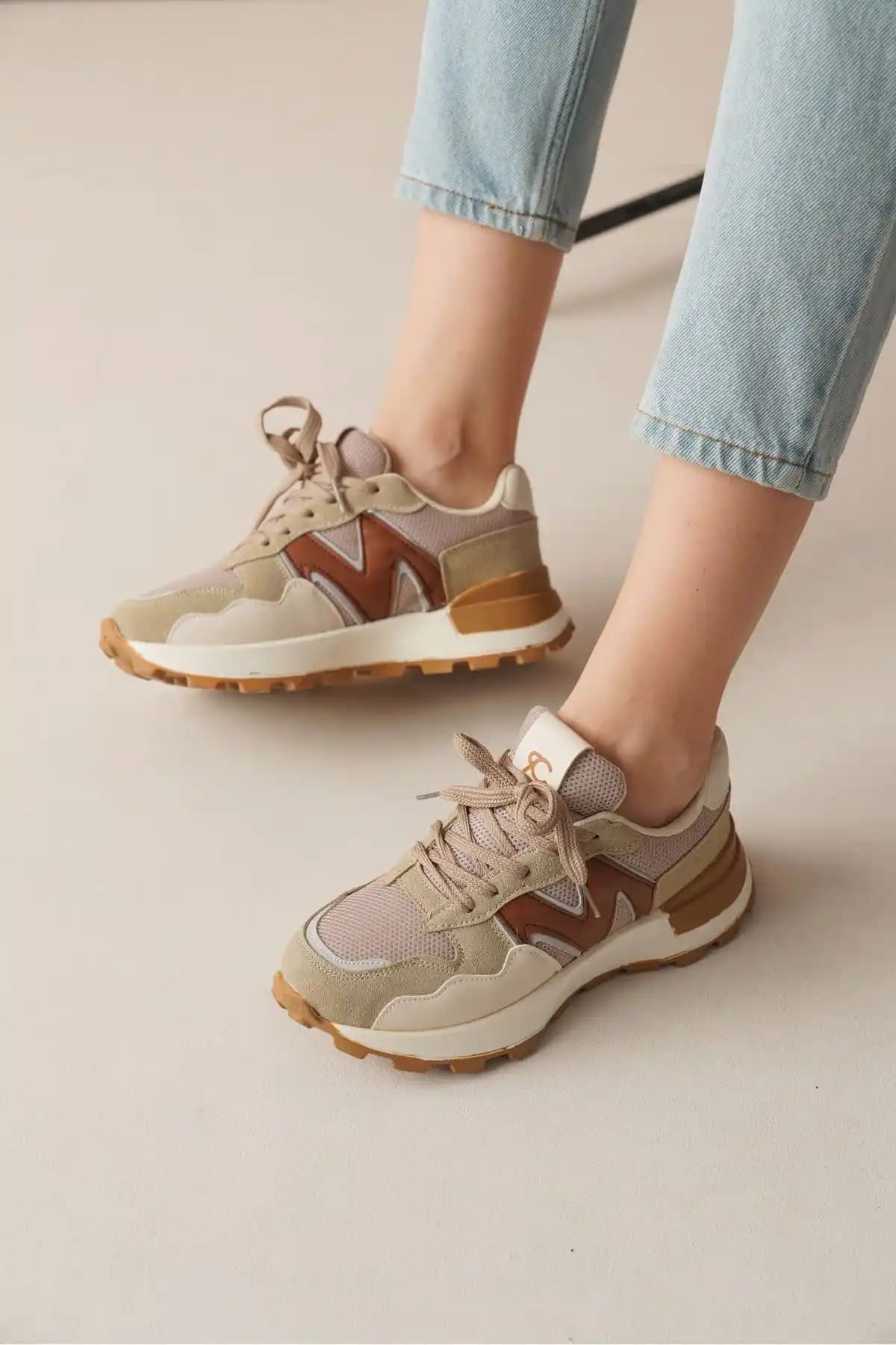 Kadın Sneaker Karşılaştırması: Riccon Bej Taba ve U.S. Polo Beyaz Modelleri