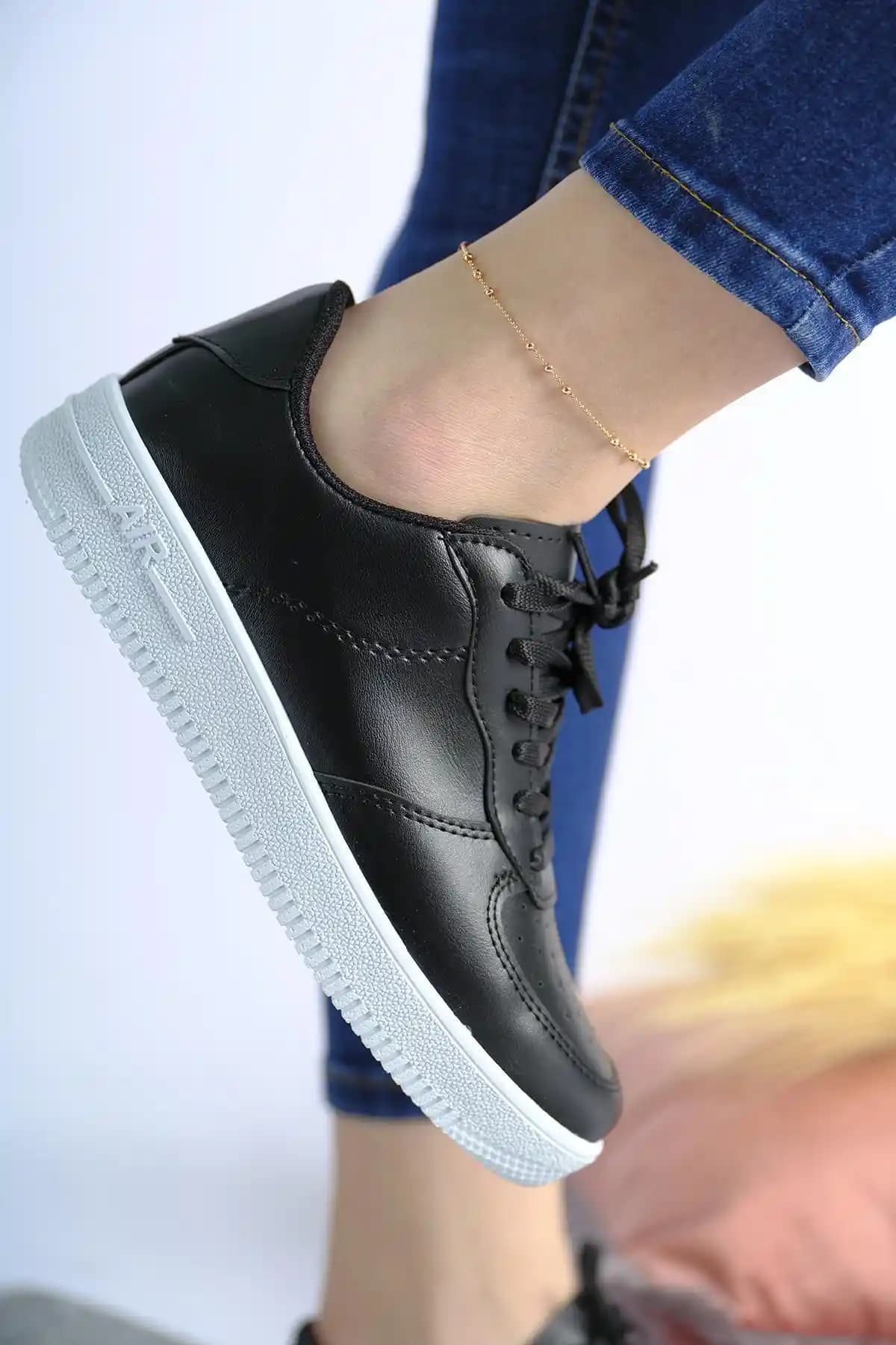 Kadın Spor Ayakkabı Karşılaştırması: Oksit Maritza Air ve Pembe Potin Siyah Sneakers