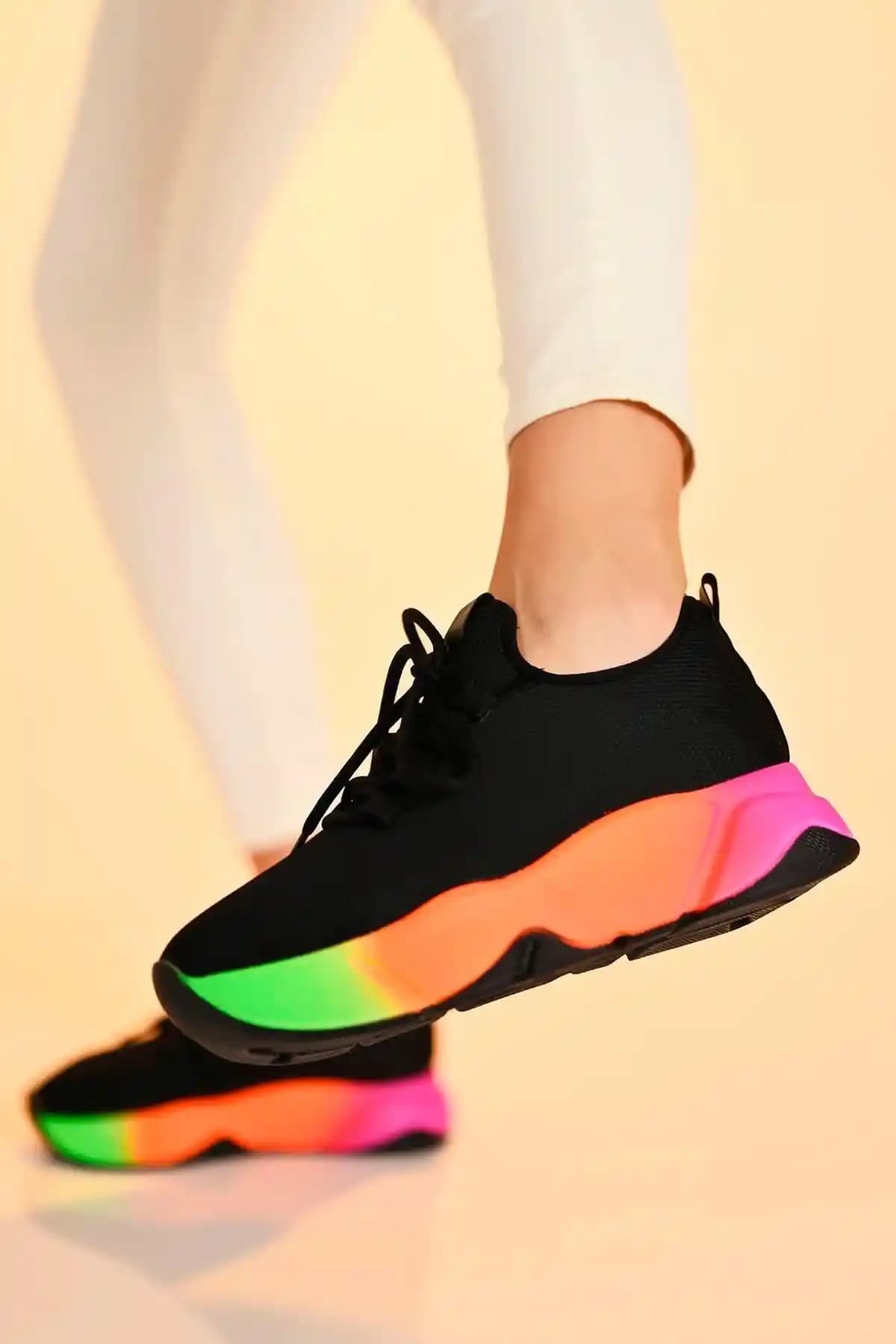 Kadın Spor Ayakkabıları Karşılaştırması: Siyah Multi Spor ve Beyaz Pudra Sneaker