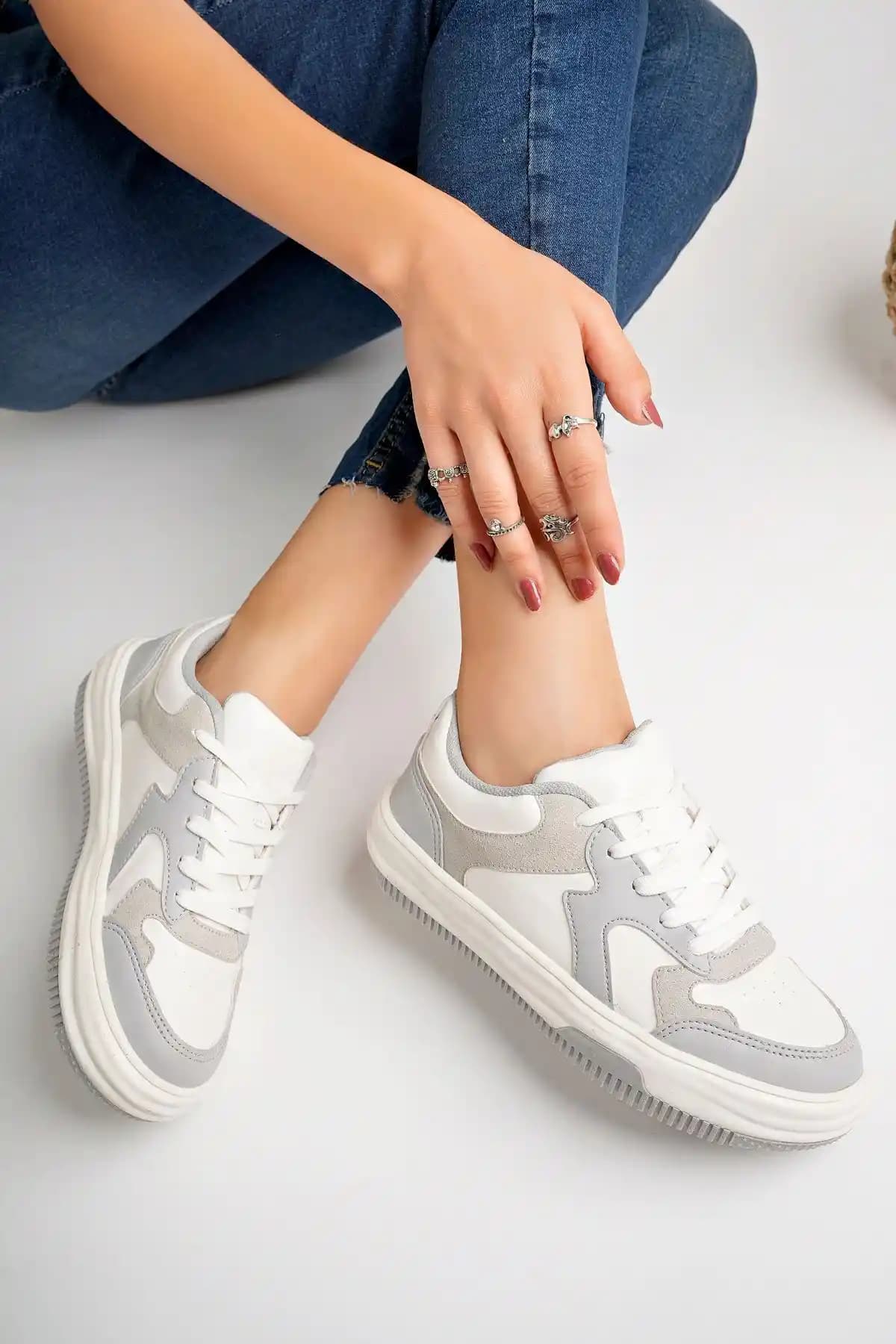 Kadın Spor Ayakkabıları Pasyone Gri Sneaker ve Tonny Siyah Gri Modelleri Karşılaştırması