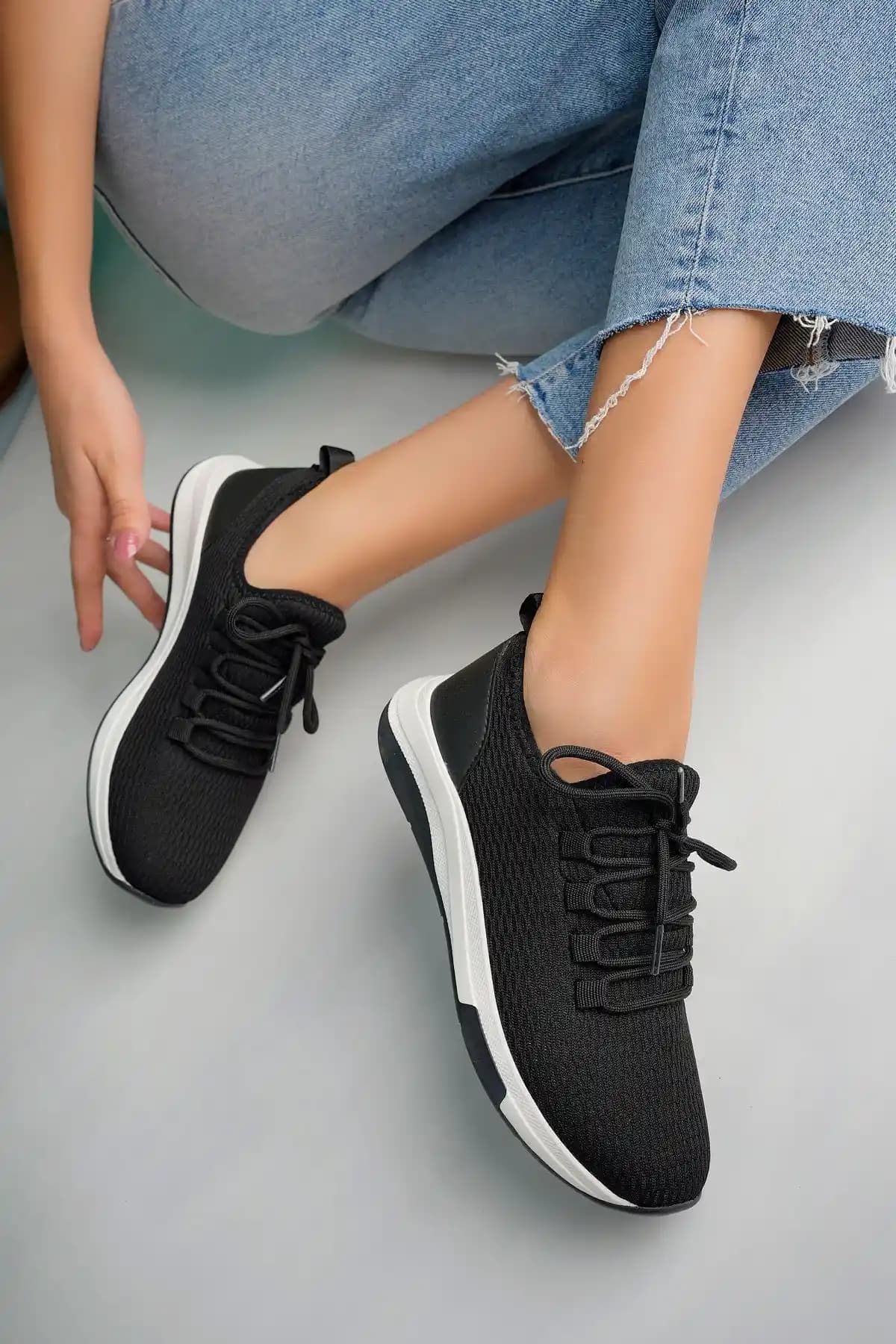 Pasyone Siyah Kadın Fileli ve Sneaker Ayakkabı Karşılaştırması