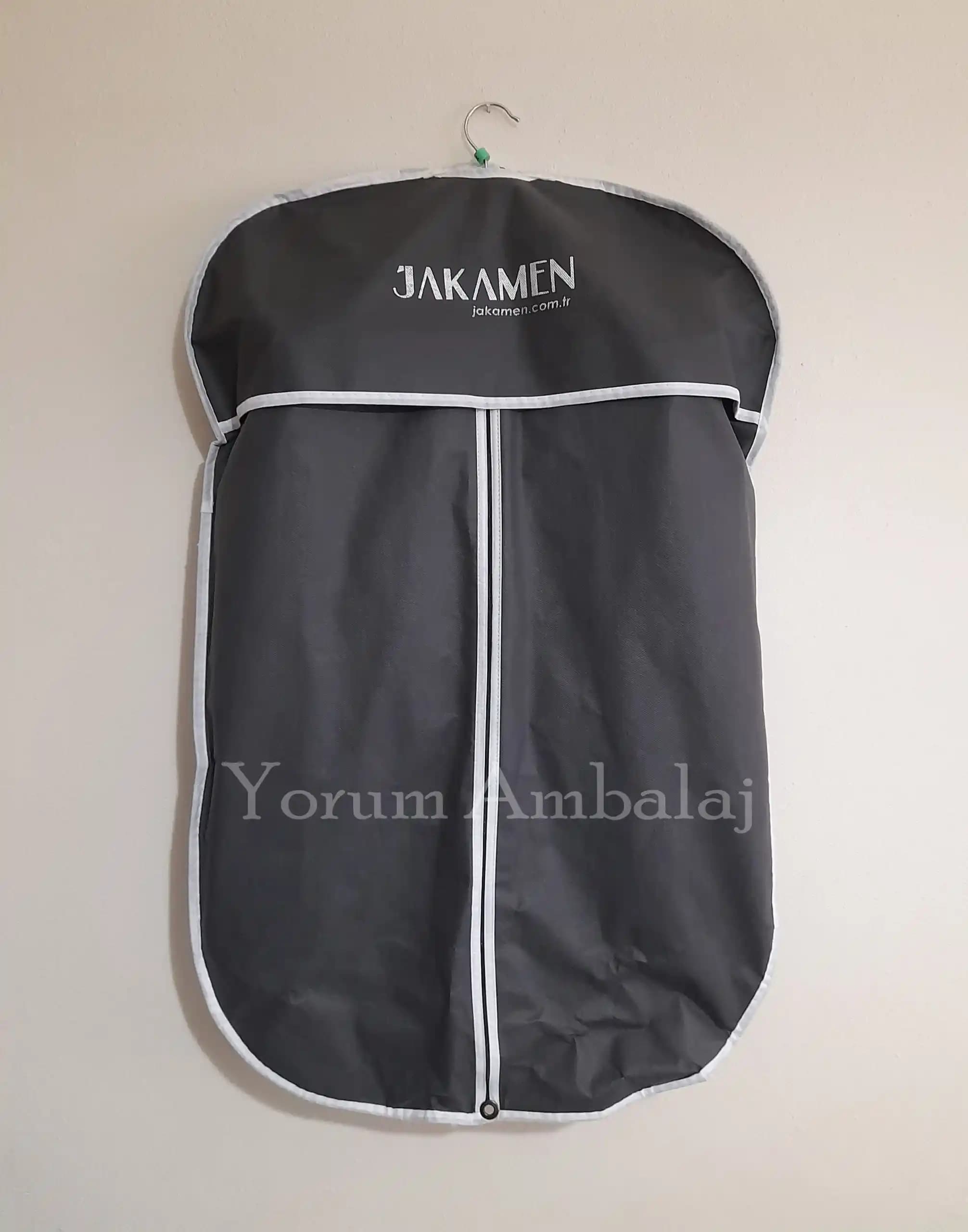 Takım Elbise Kılıfı Seçimi ve Kullanımı: Kıyafetlerinizi Korumanın En İyi Yolu