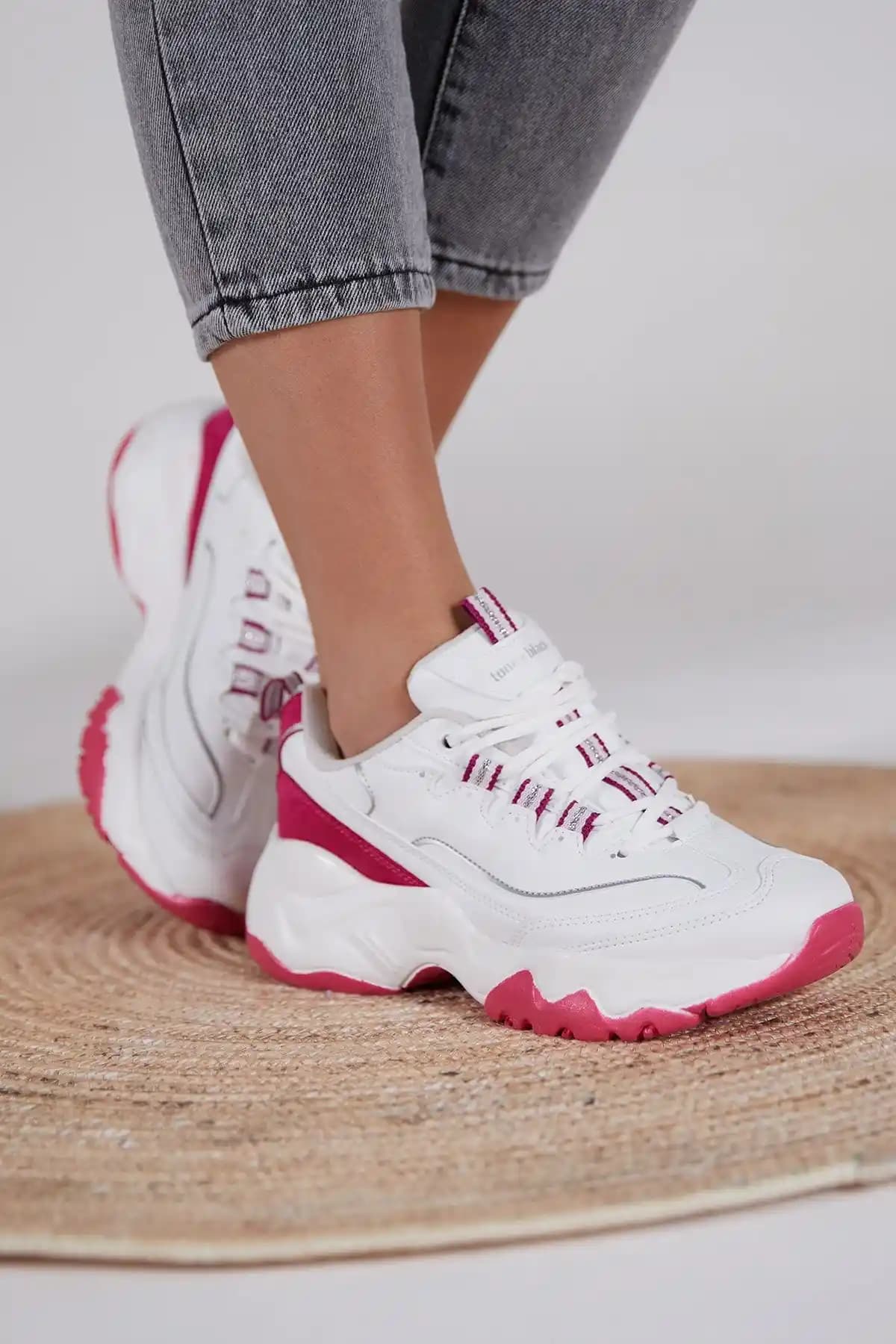 Tonny Black Kadın Beyaz Spor Ayakkabılar Arasındaki Temel Farklar ve Seçim İpuçları