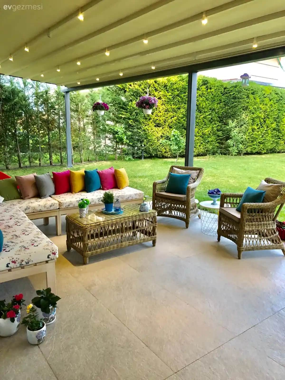 Yazlık Bahçe Dekorasyonunda Çanta ve Ayakkabılarla Stil ve İşlevselliği Birleştirme Yöntemleri