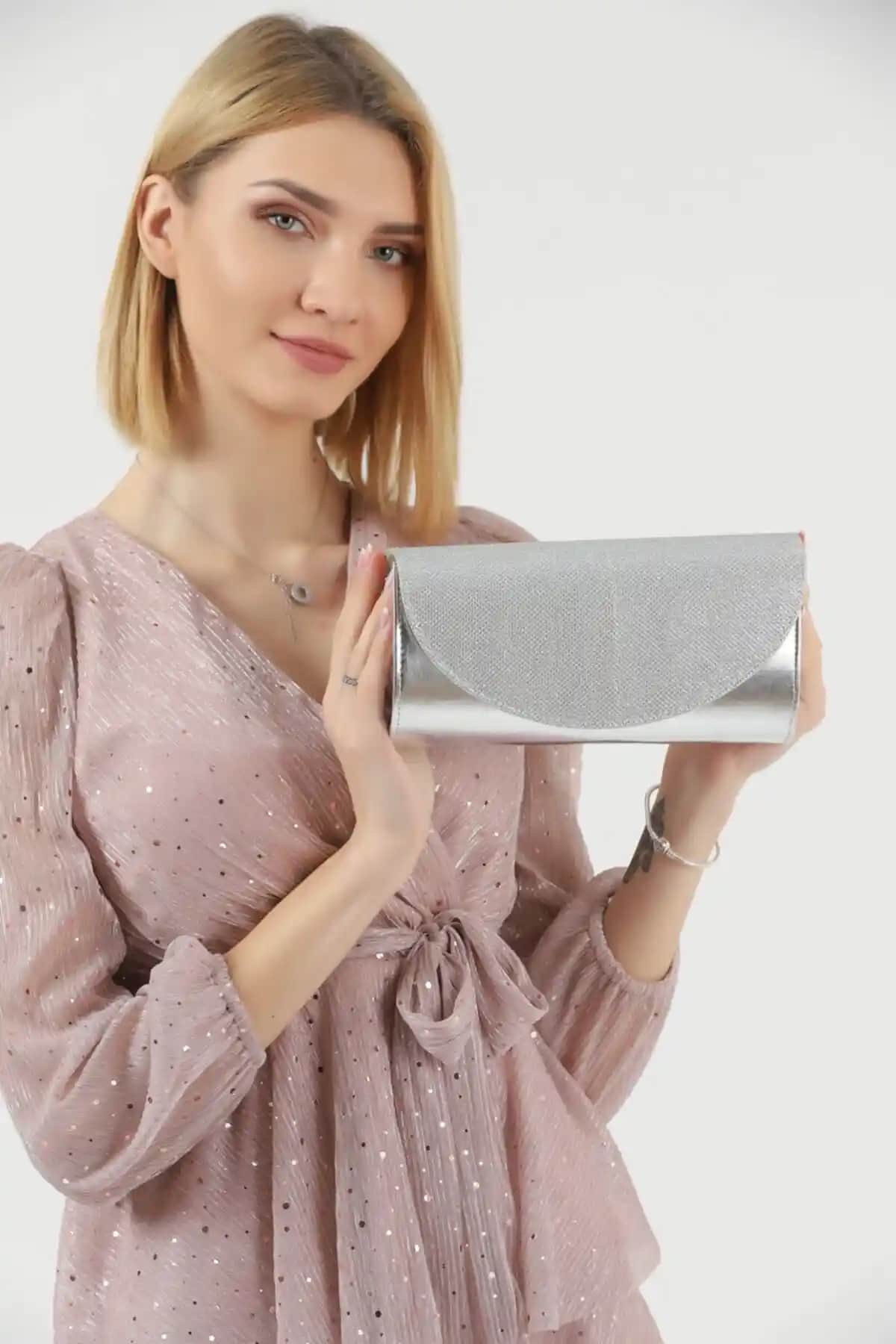 Abiye Çanta Karşılaştırması: Gümiş Simli ve Taşlı Modellerin Özellikleri ve Kullanıcı Yorumları