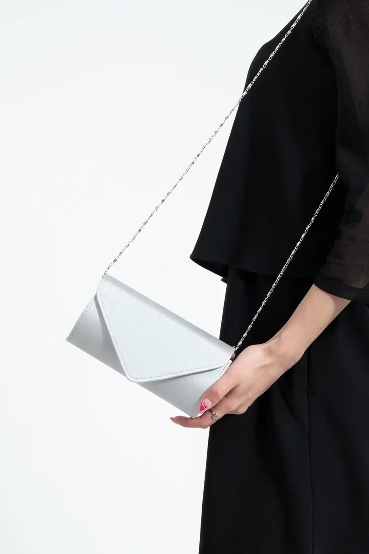 Bibags Gümüş ve Ten Saten Abiye Çantaları Karşılaştırması ve Seçim Rehberi