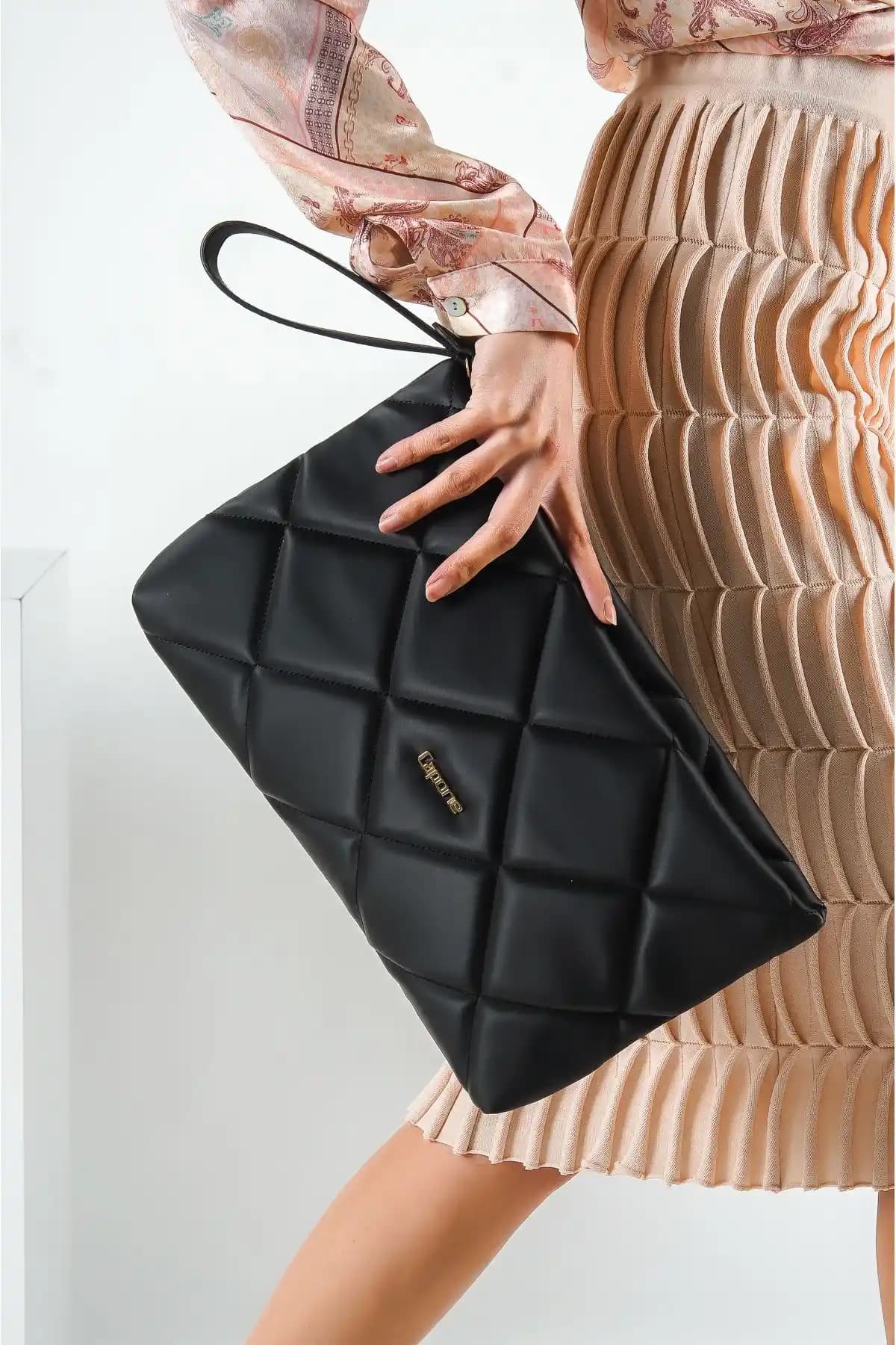 Capone Outfitters Eiffel ve Paris Kadın Çantaları Karşılaştırması