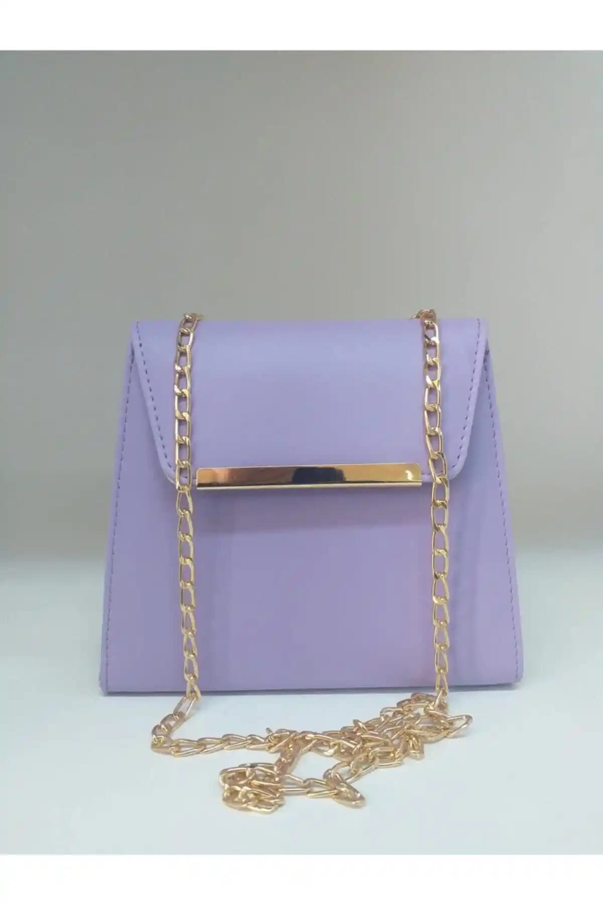 Dizaynbag Kadın Zincir Askılı ve Krem Rengi Askılı Çantaların Karşılaştırması