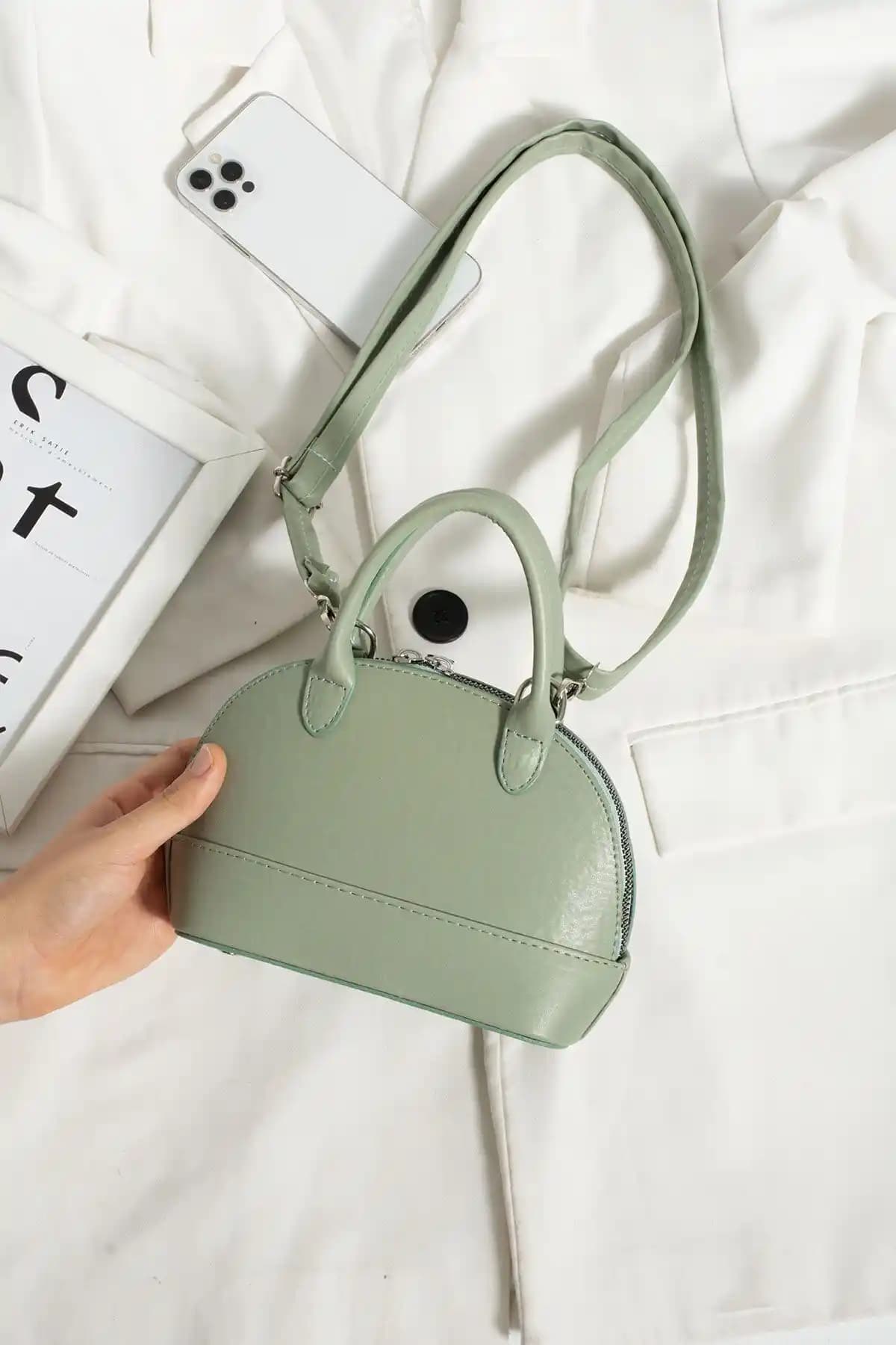 ESTUTE ve Night Paula markalı yeşil kadın çantaları karşılaştırması ve detaylı özellikleri