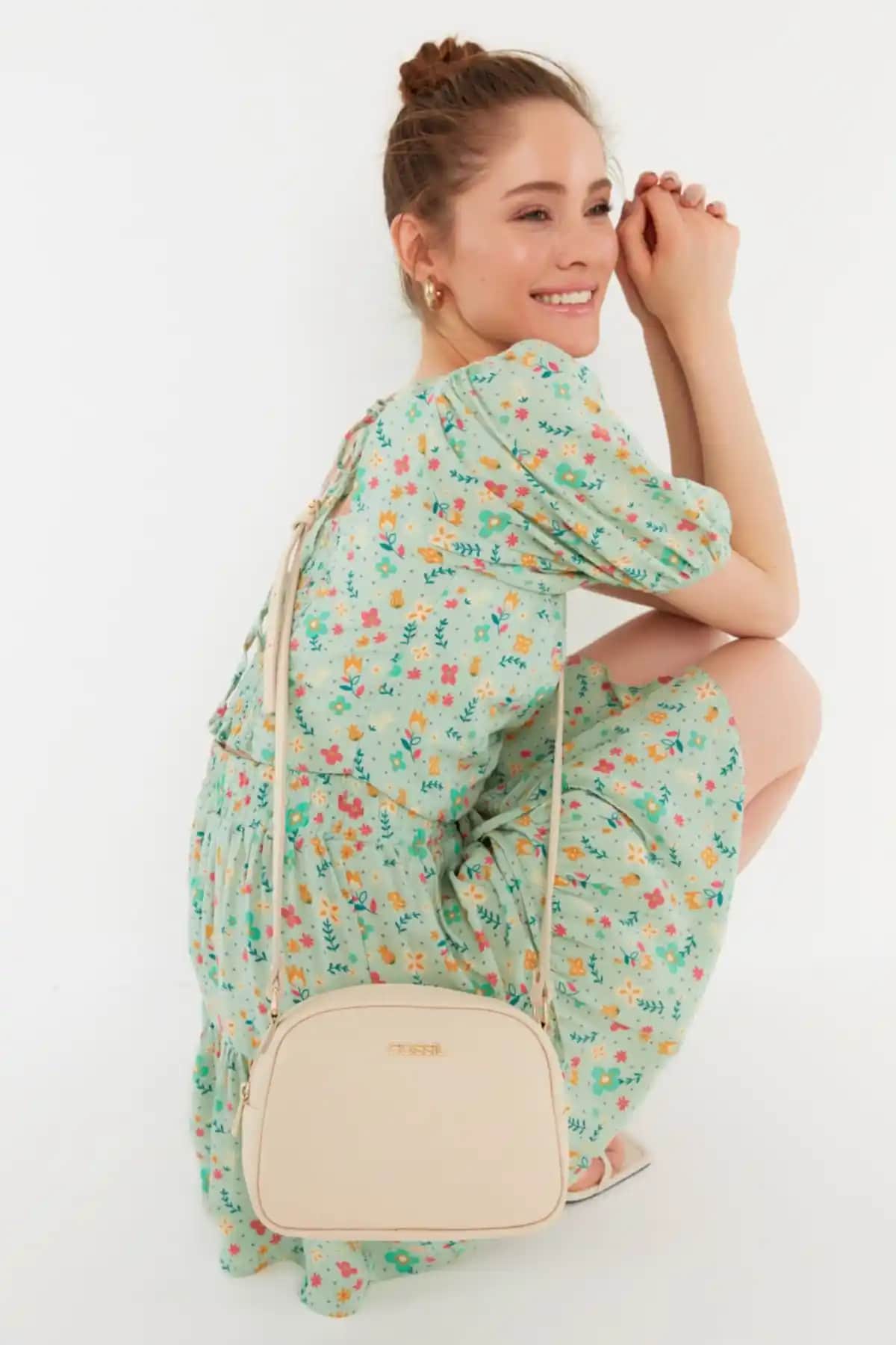 Fossil Bej ve Pierre Cardin Siyah Kadın Omuz Çantası Karşılaştırması