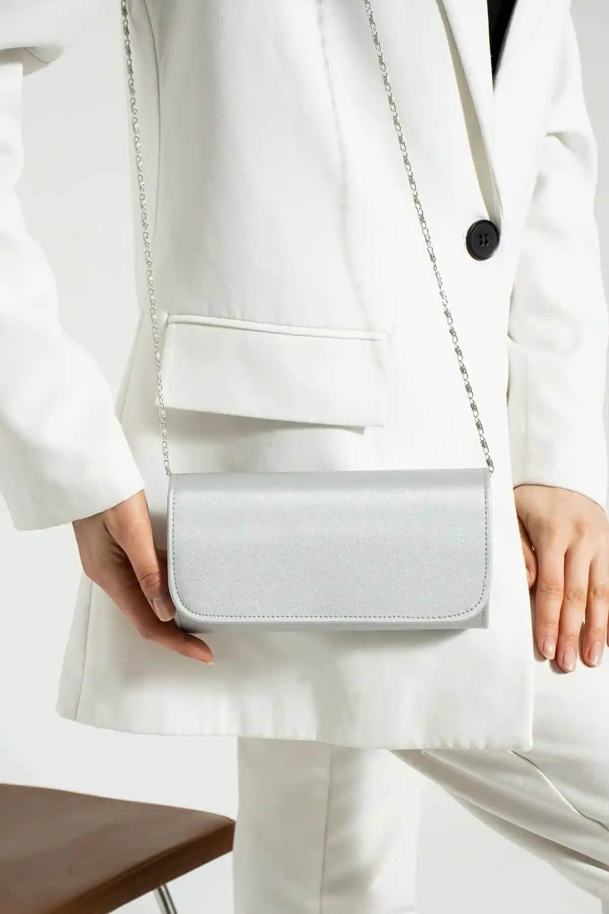 Gümsü Abiye Çantaları Karşılaştırması: Saten ve Portföy Modellerinin Özellikleri