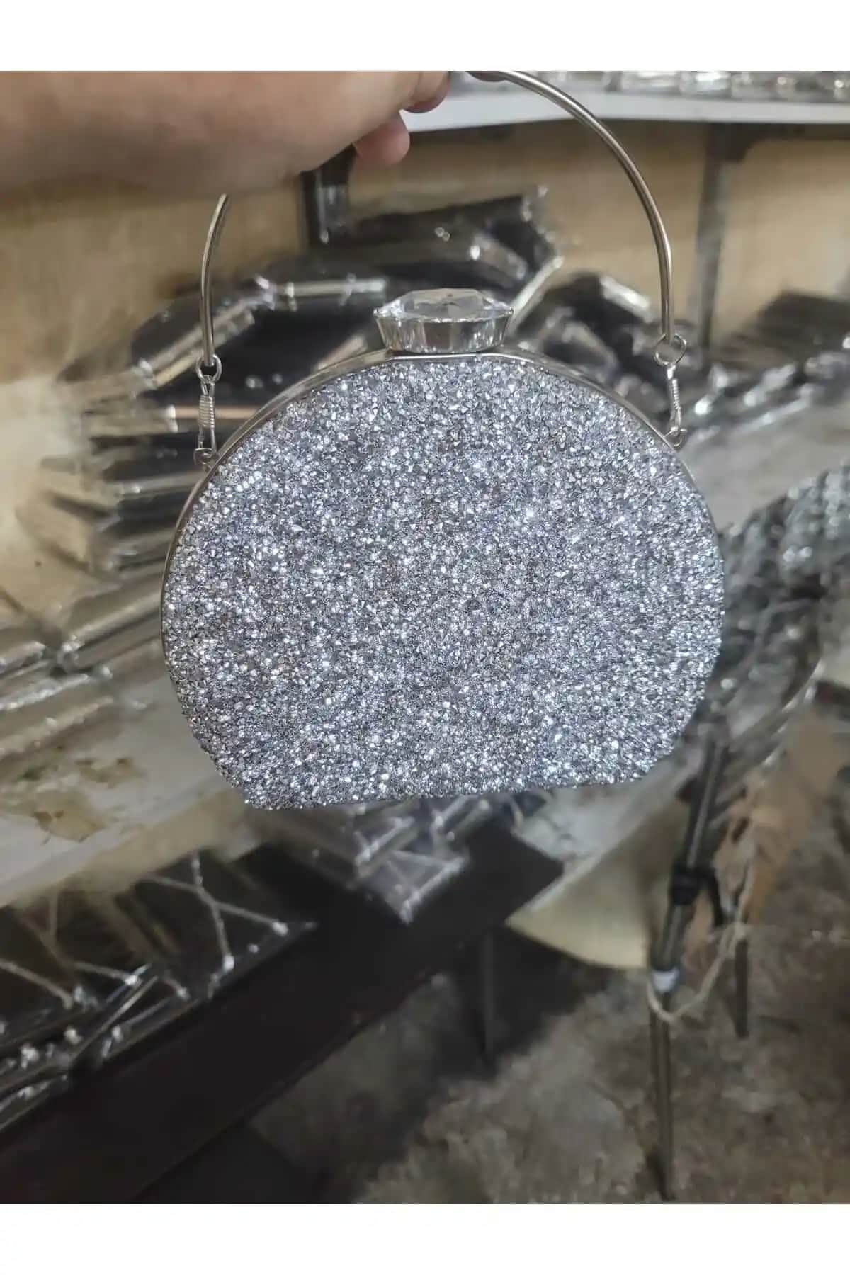 Gümsu Taşlı ve Kalp Taşlı Kristal Çantaların Karşılaştırması