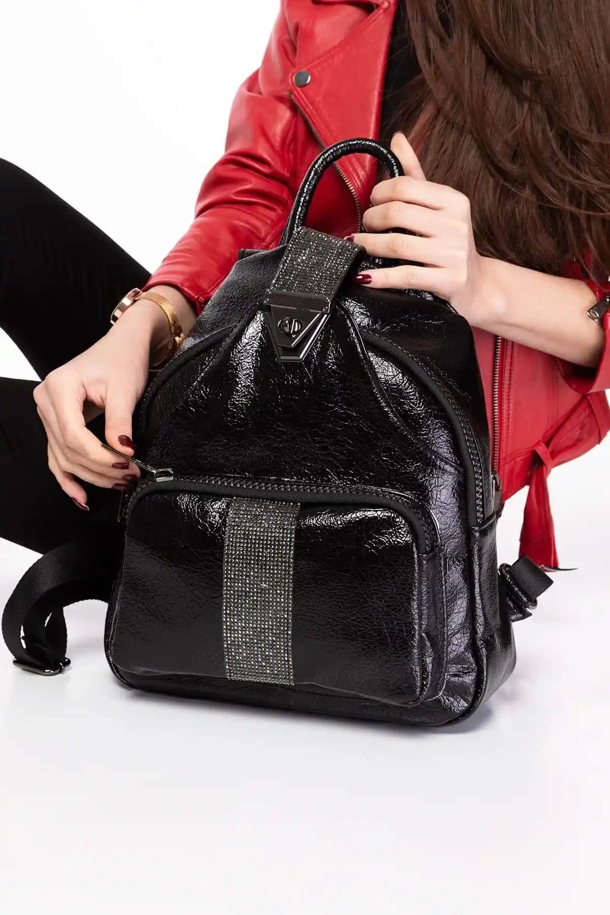 Günlük Kullanım İçin Siyah Kadın Sırt Çantası ve Yumuşak Deri Çanta Karşılaştırması