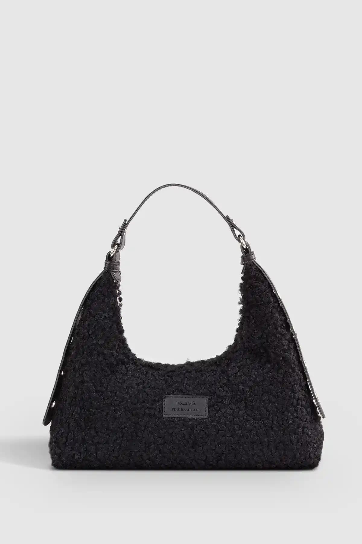 Housebags Kadın Çanta Modelleri: Siyah Suni Kürklü ve Krem PU Deri Çanta Karşılaştırması