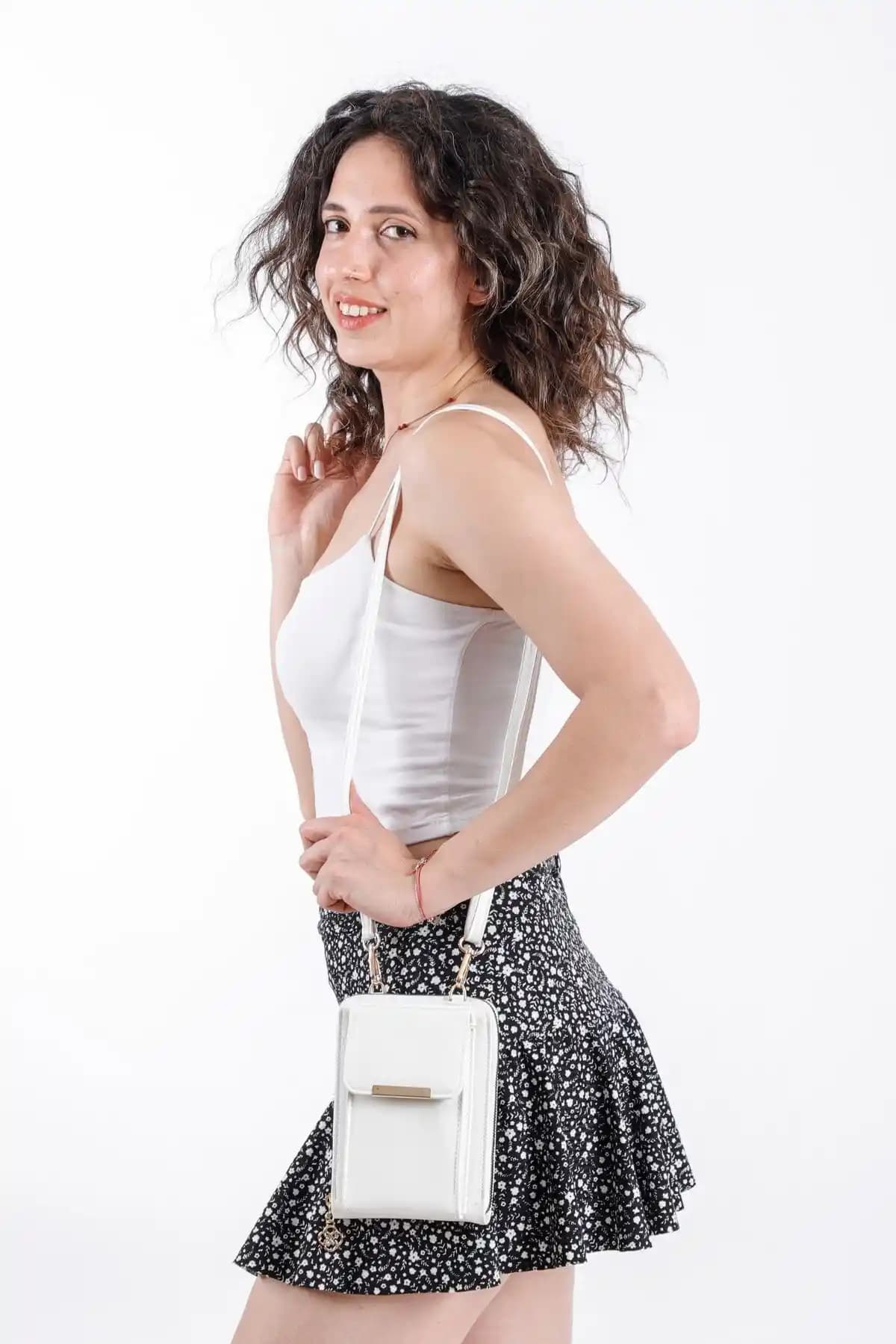 Kadın Çanta Karşılaştırması: Modvina Beyaz Deri ve Universal Pazar Krem Çanta Analizi