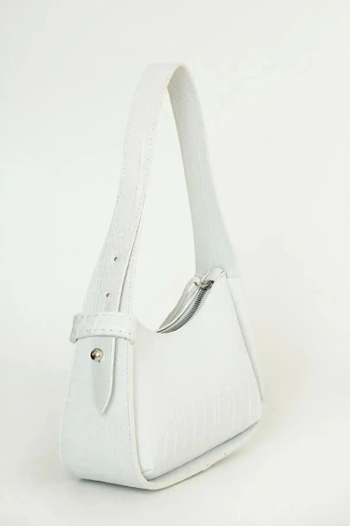 Kadın Çantalarında Stil ve Fonksiyon: Bag&more Kroko Desenli ve NOTHING Zincir Askılı Çanta Karşılaştırması