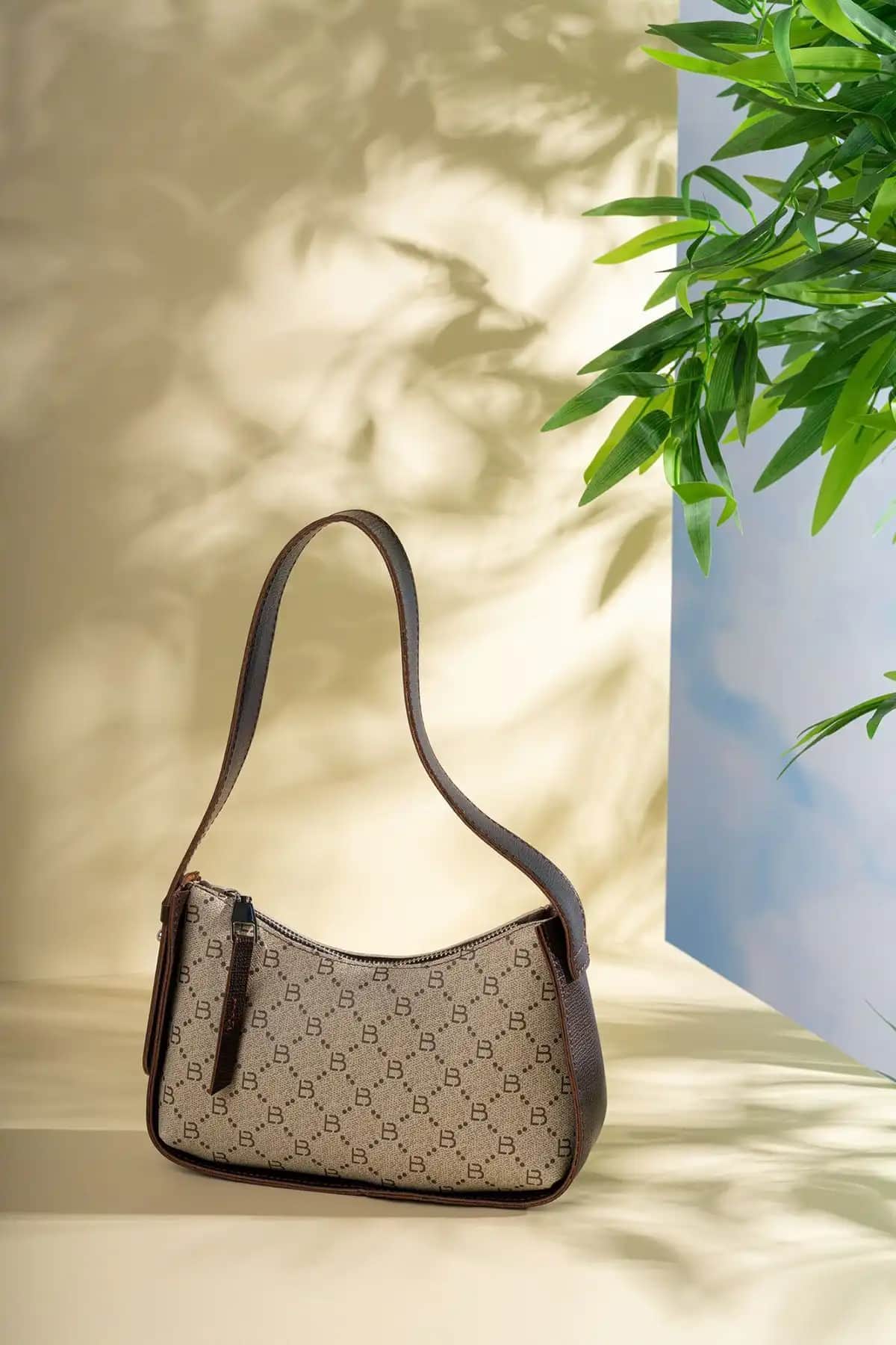 Kadın Çantası Karşılaştırması: Lucky Bees Desenli Baget ve Shule Bags Monogram Bej Çanta