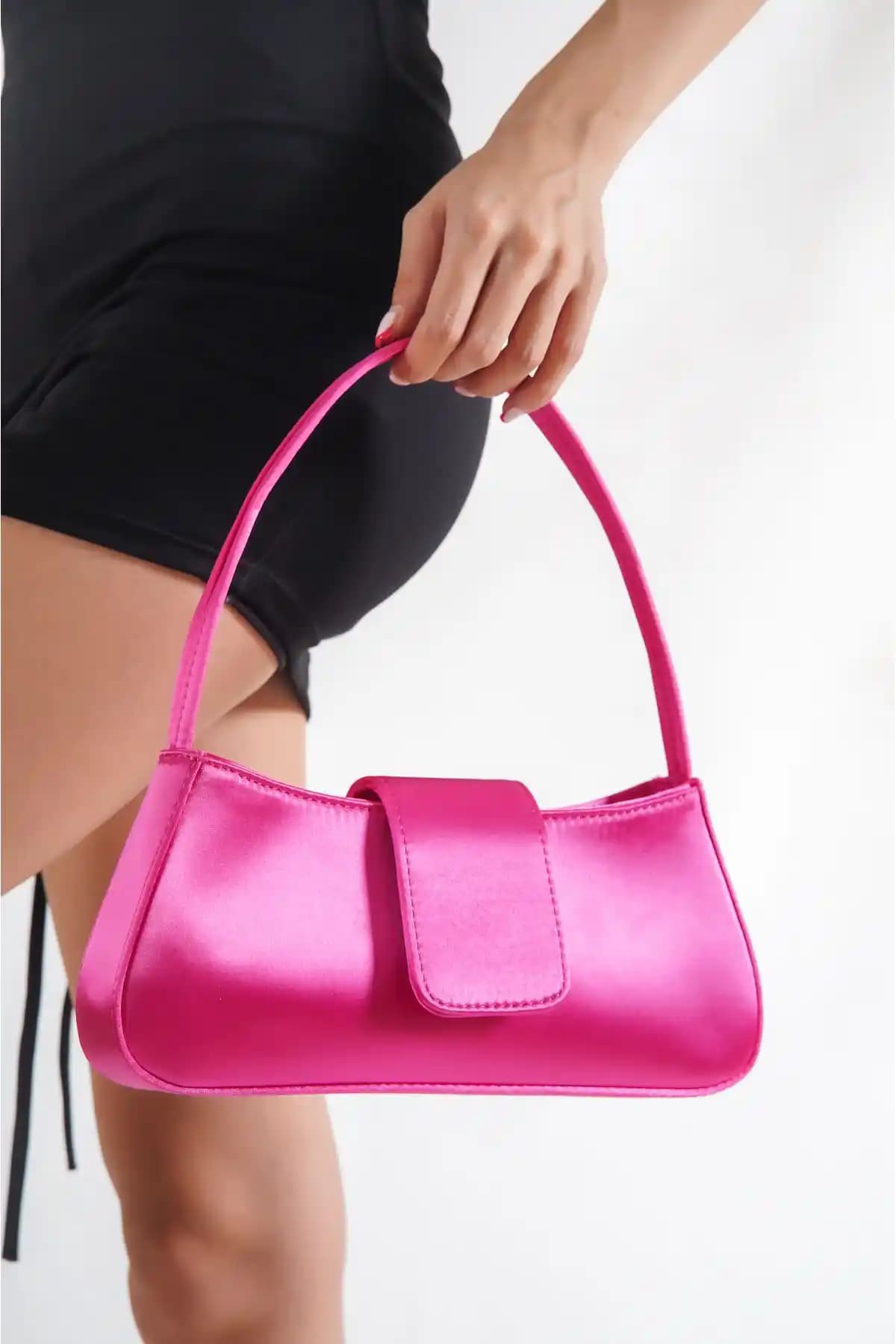 Kadın Günlük Çanta Karşılaştırması: Capone Outfitters ve NOTHING Modelleri