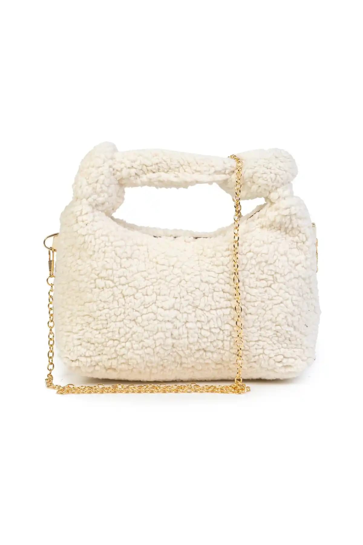 Kadın Peluş ve Süet Çantaların Karşılaştırması: Stil ve Kullanışlılık Analizi