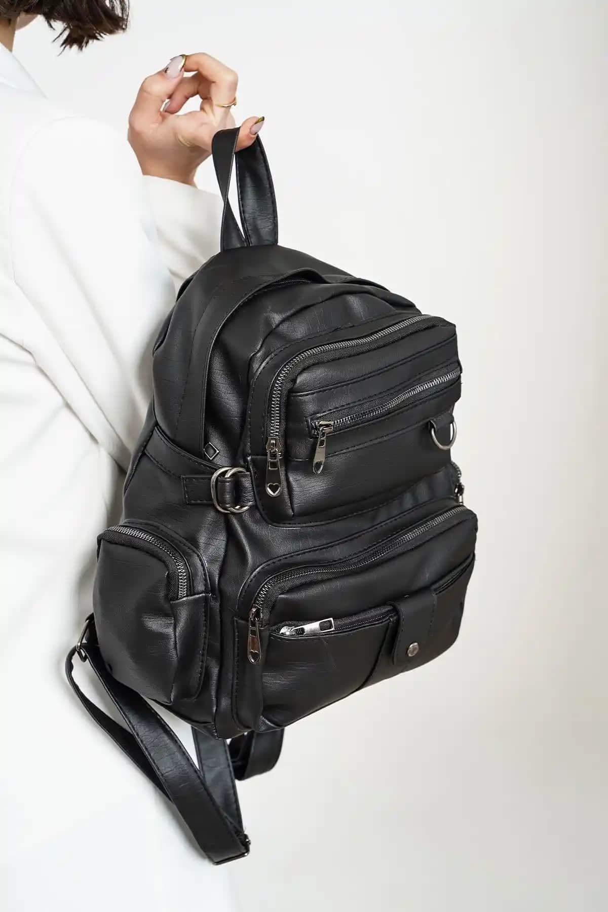 Kadın Sırt Çantası Karşılaştırması: Yıkamalı Deri ve Çok Gözlü Tasarımlar