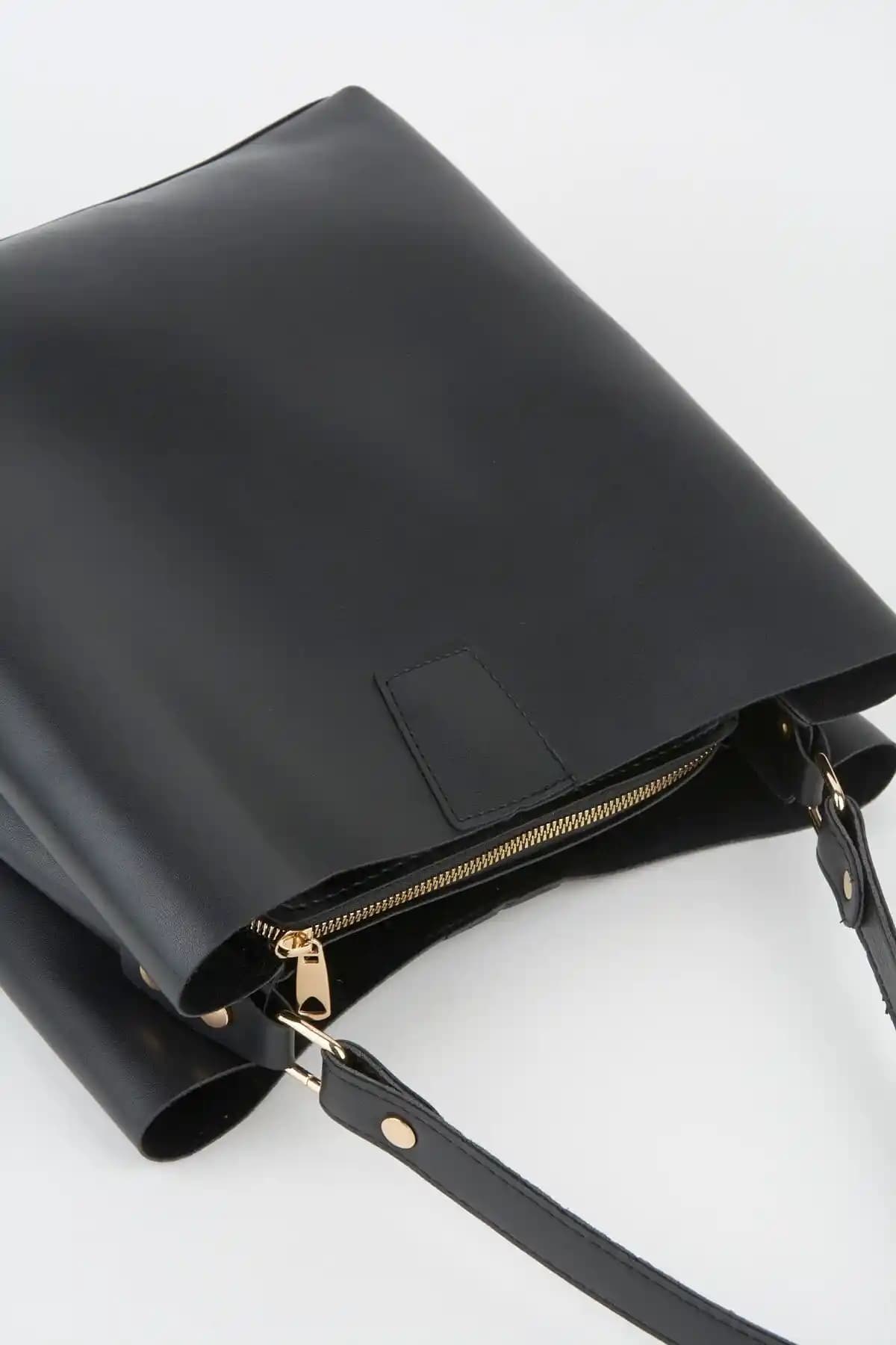 Kadın Siyah Çantalar Karşılaştırması: Çanta Park ve NOTHING Modelleri İncelemesi