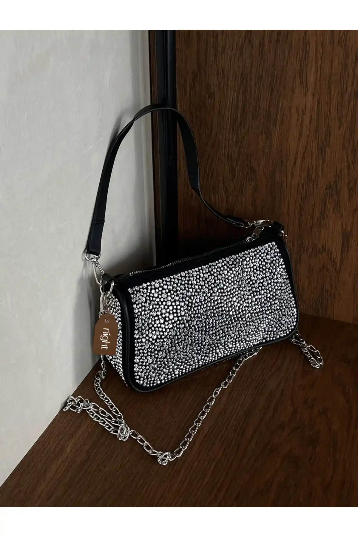 Kadın Siyah Gümiş Taşlı Çanta Karşılaştırması: Modaya Uygun Seçenekler ve Özellikleri