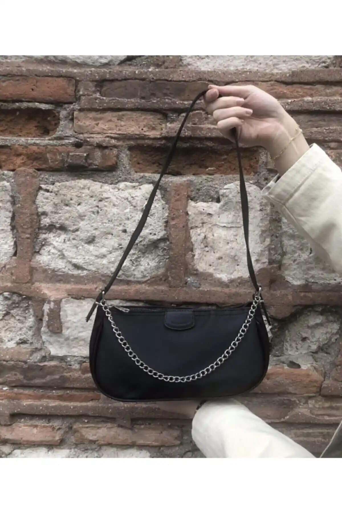 Kadın Siyah Zincirli Baget Çantası Karşılaştırması: Şıklık ve Fonksiyonellik Analizi