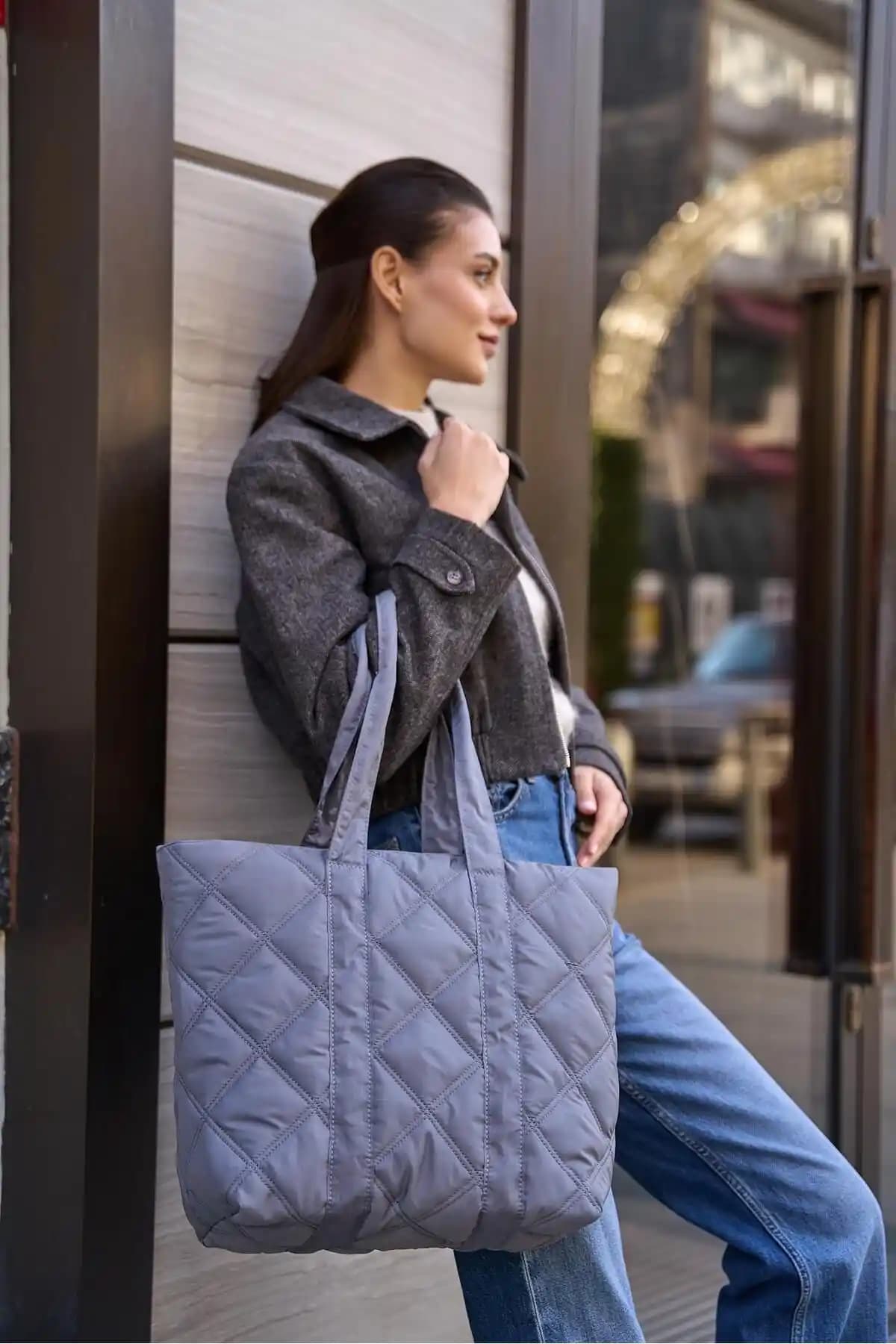 Madamra Kağıt Kapitone Desenli Puf Çantalar Gri ve Siyah Seçenekleriyle Karşılaştırma