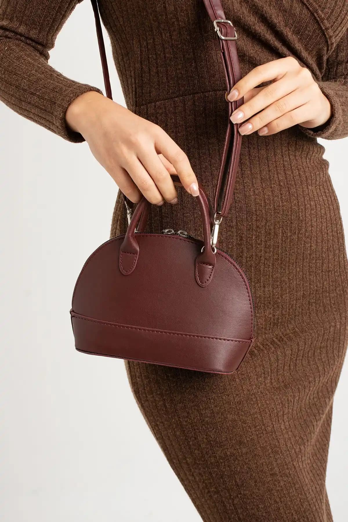 Mini Çapraz Askılı Çantalar Karşılaştırması: ESTUTE D Model ve Paradise Siyah Marka Ürünleri